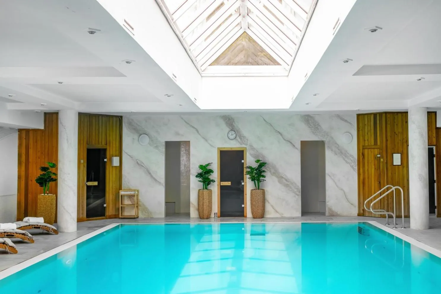 Swimming pool in Hotel Kiss