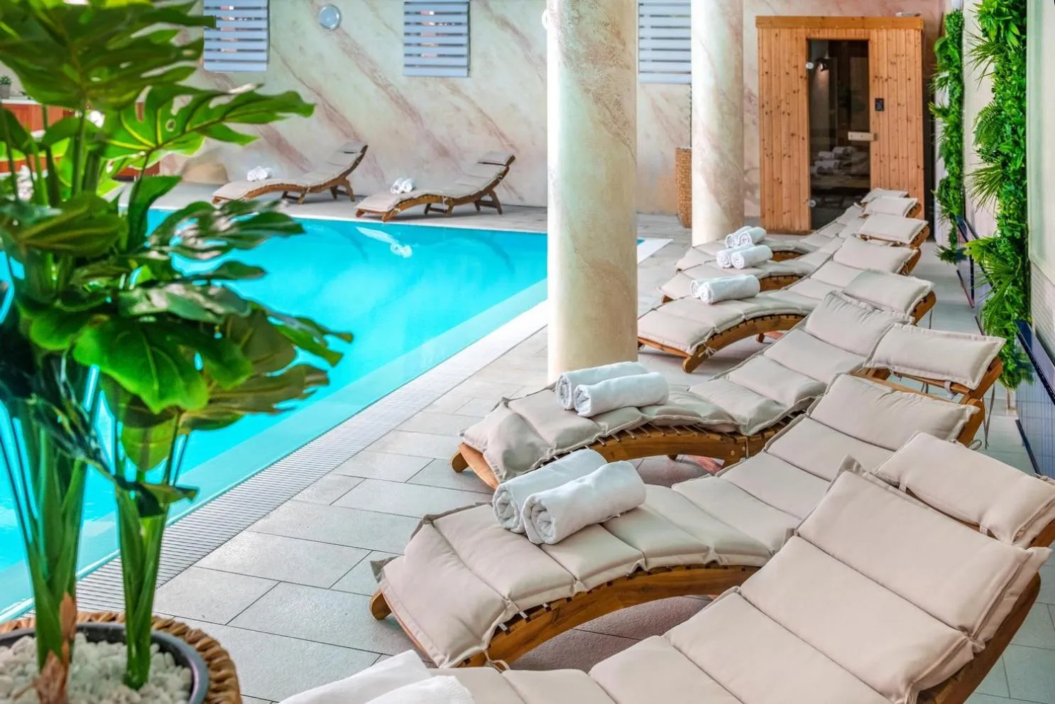 Swimming pool in Hotel Kiss