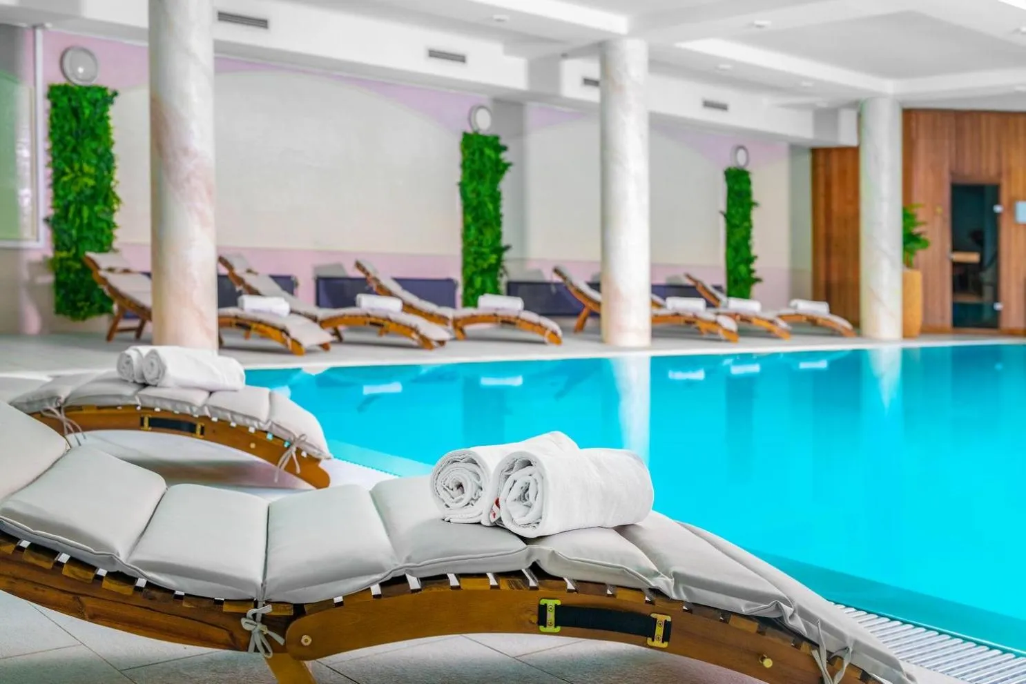 Swimming pool in Hotel Kiss