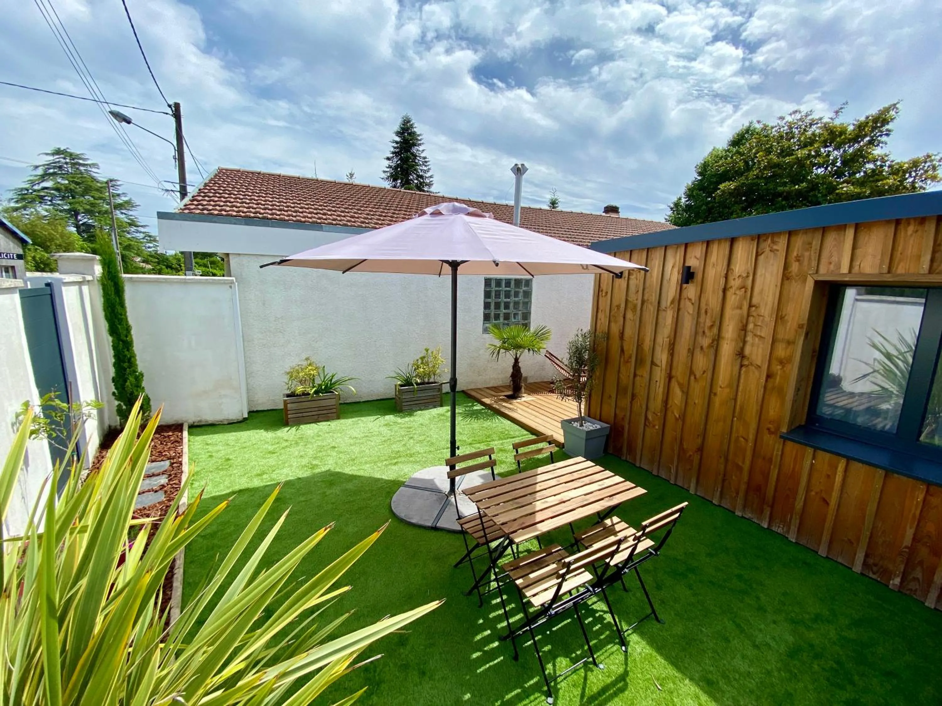 Garden in Oustal Magnolia