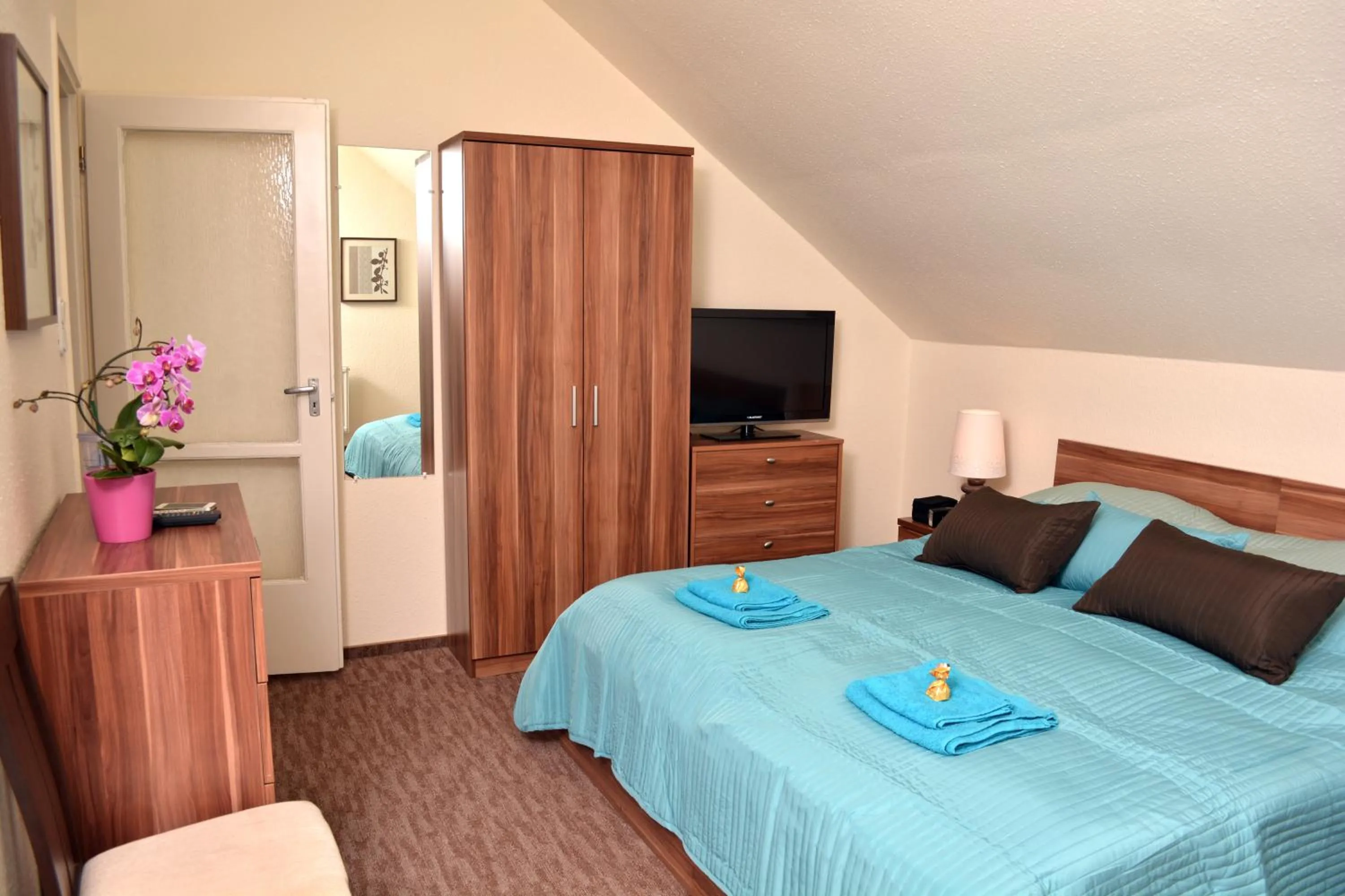 Bed in Airport Glossel Panzió