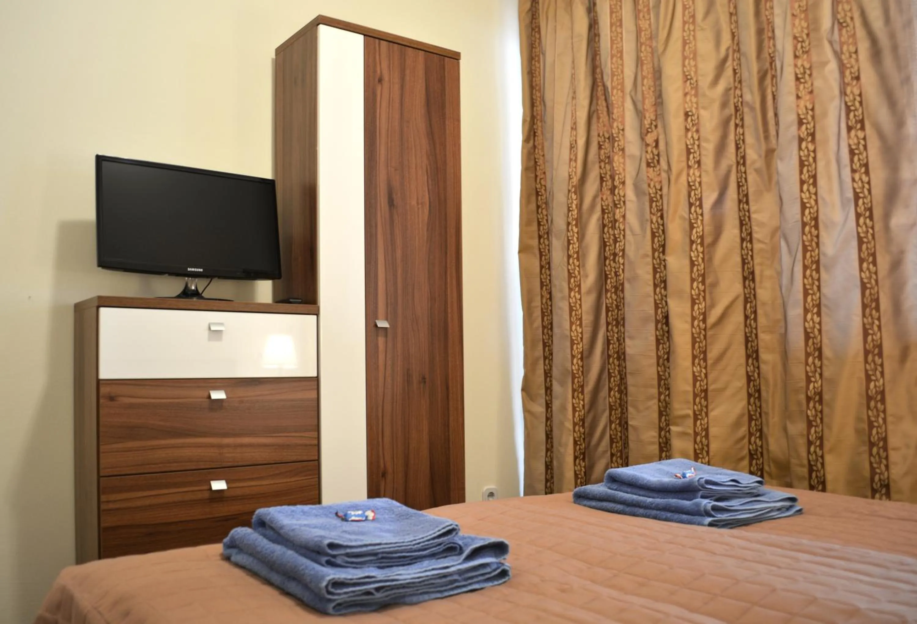 Photo of the whole room, TV/Entertainment Center in Airport Glossel Panzió