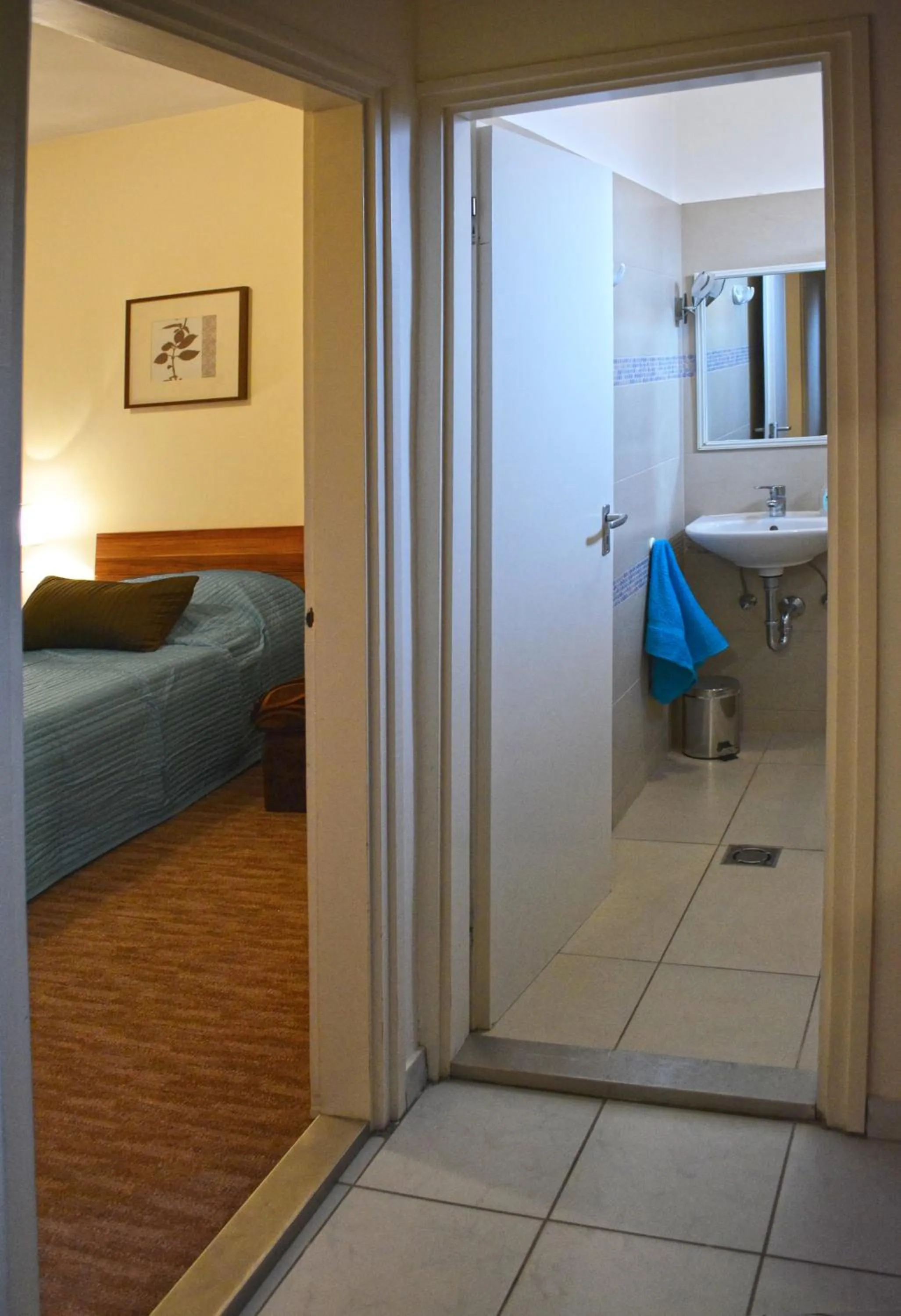 Bathroom in Airport Glossel Panzió