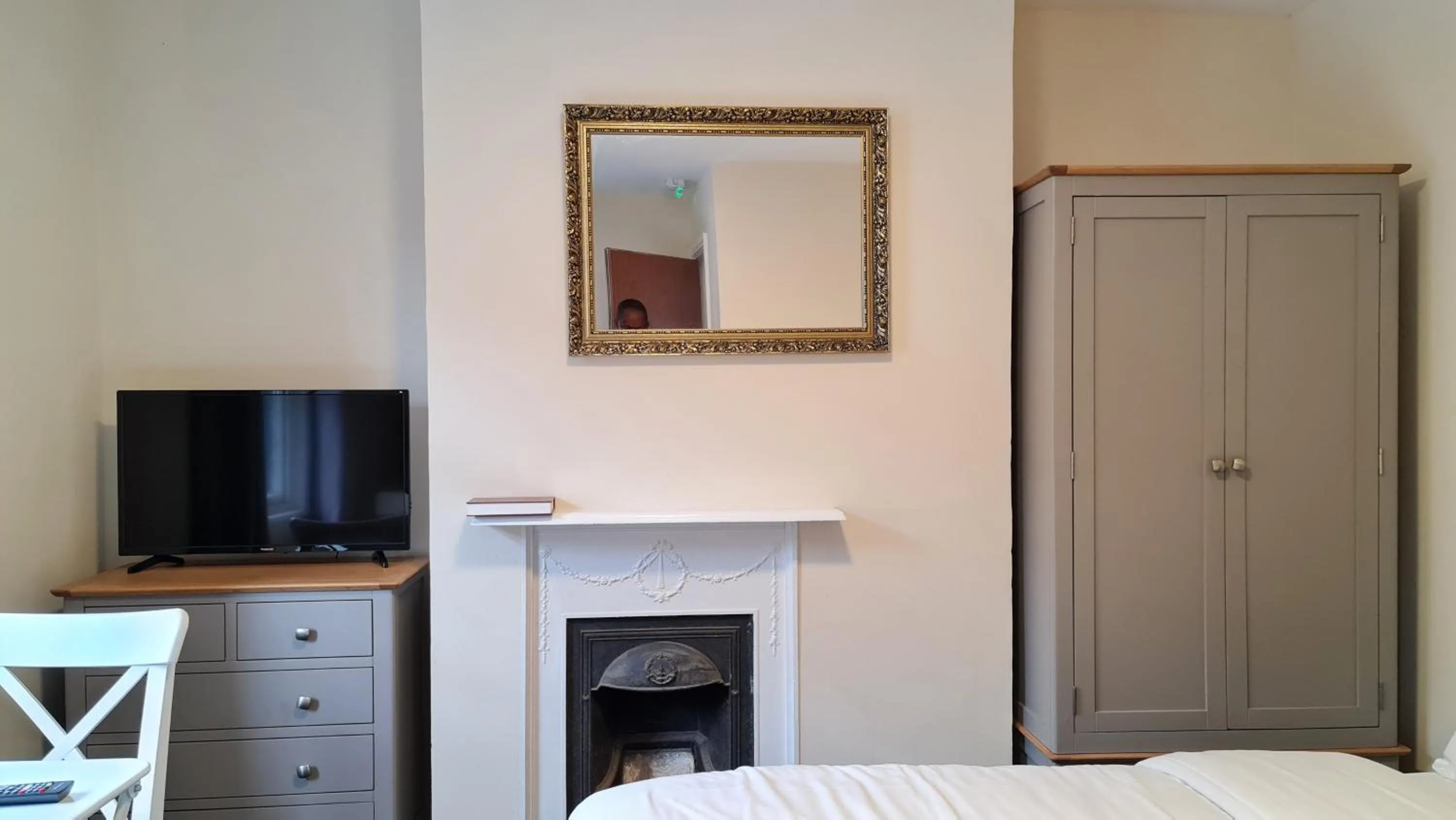 Bedroom in Grace Apartments - Living Rock