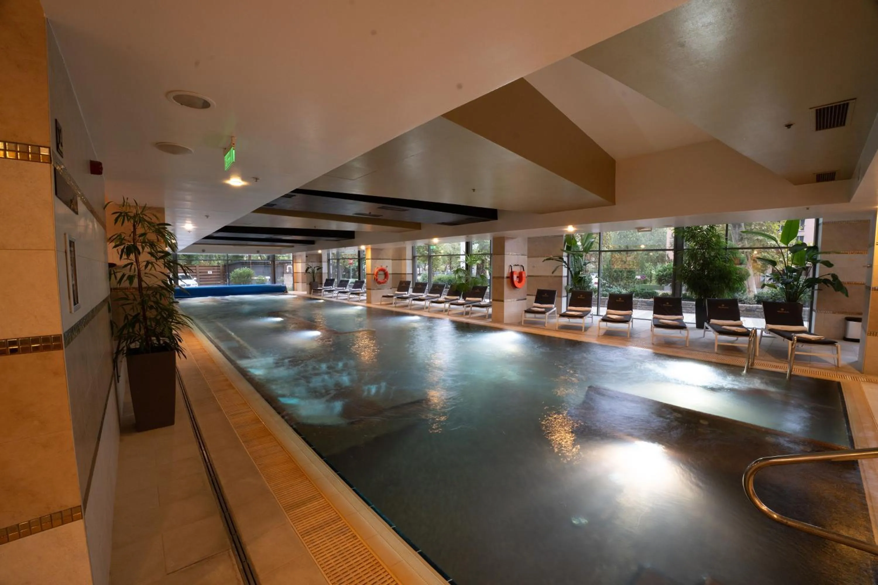 Swimming pool in Hotel Divinus