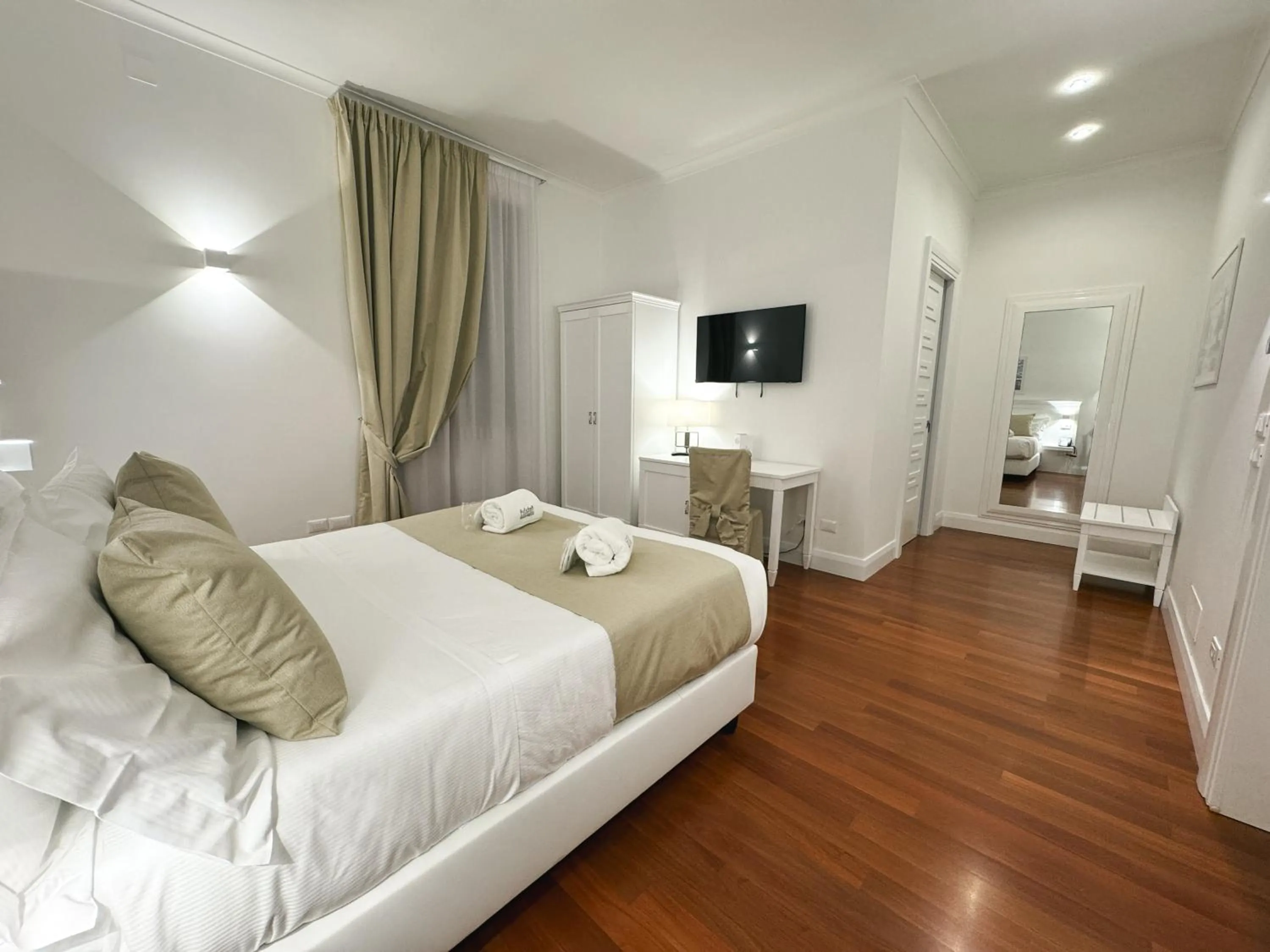 Bed in Palazzo Sant'Elena Historic Hotel