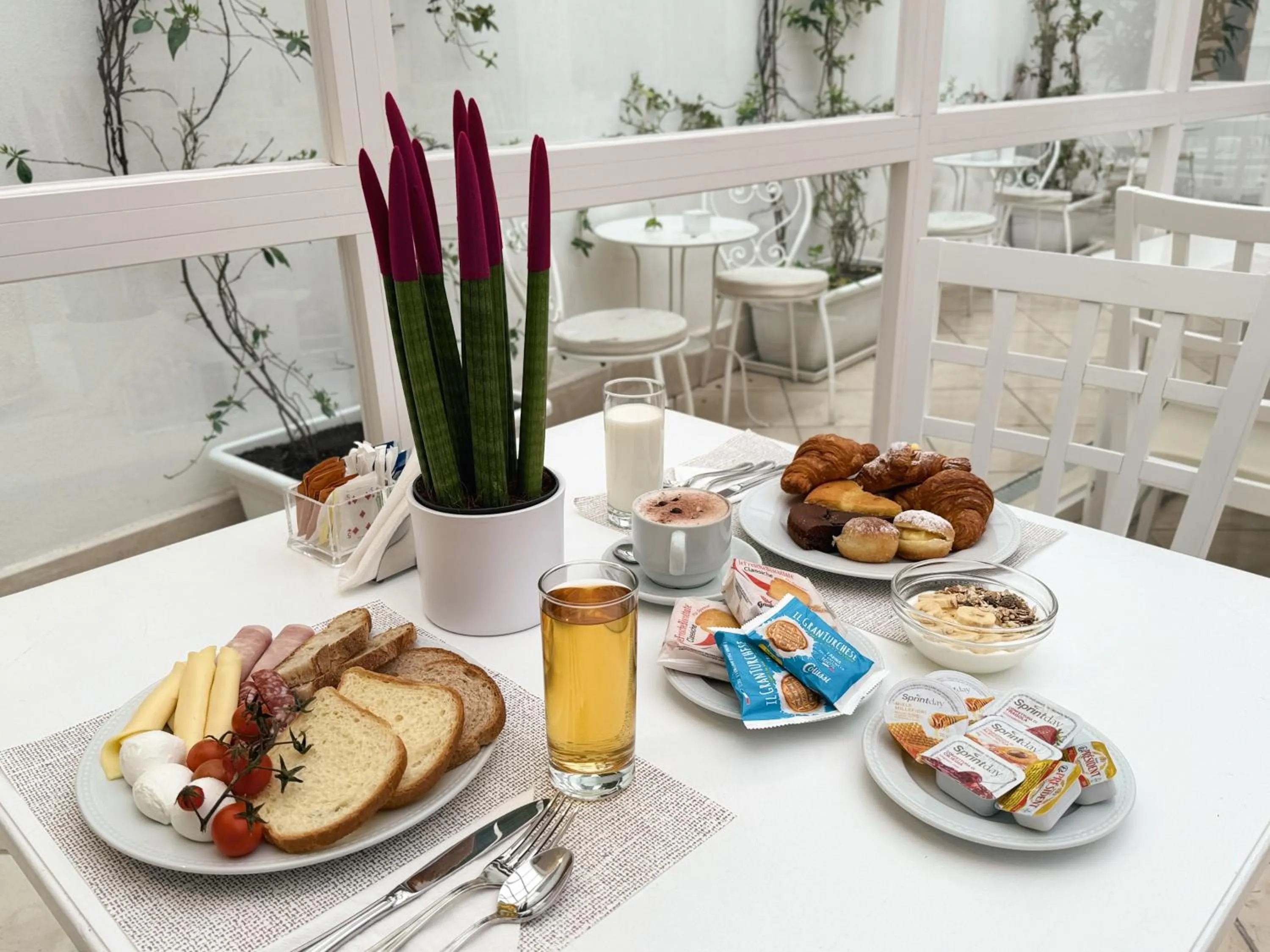 Breakfast in Palazzo Sant'Elena Historic Hotel