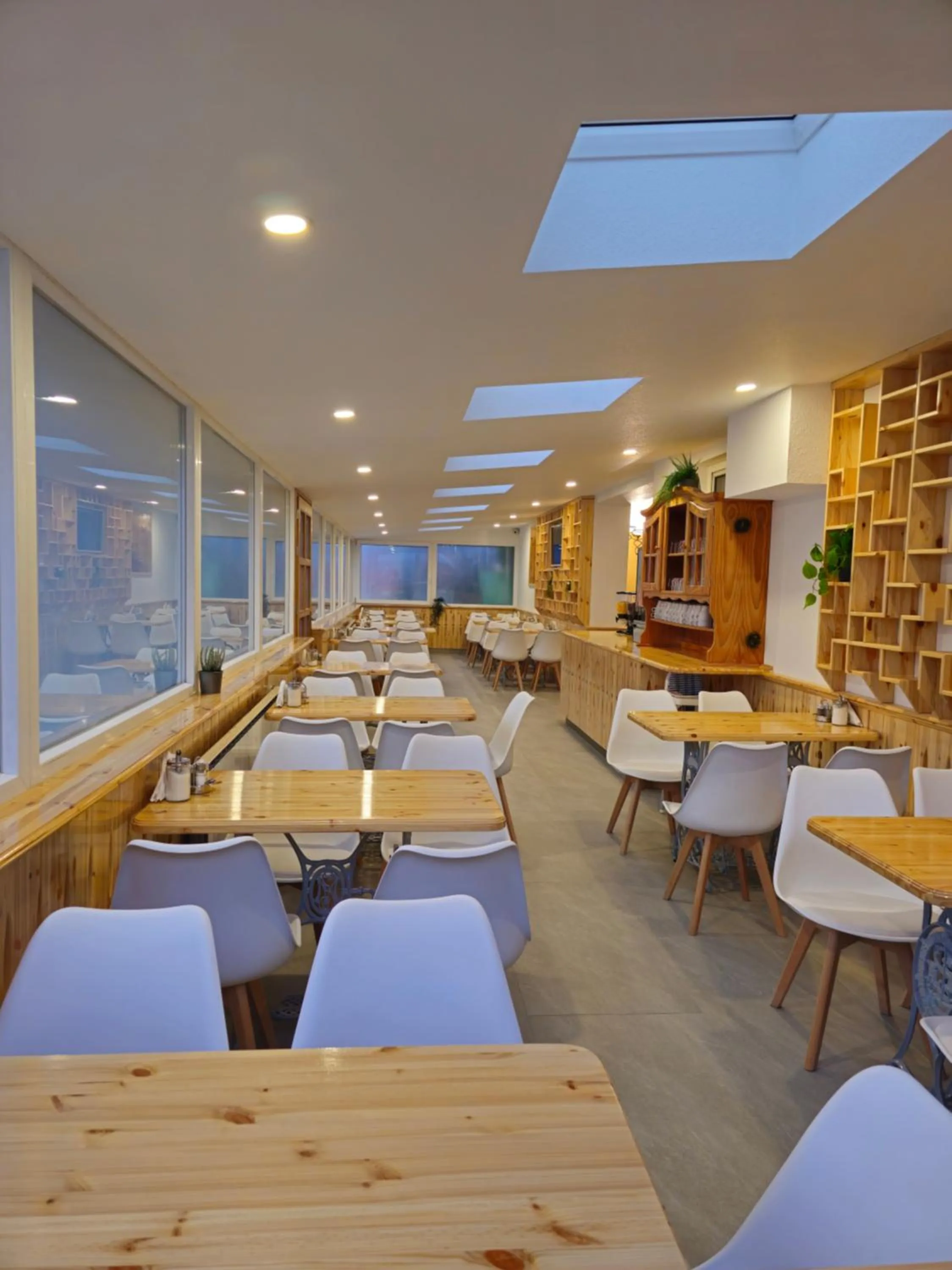 Restaurant/places to eat in Hotel Karin