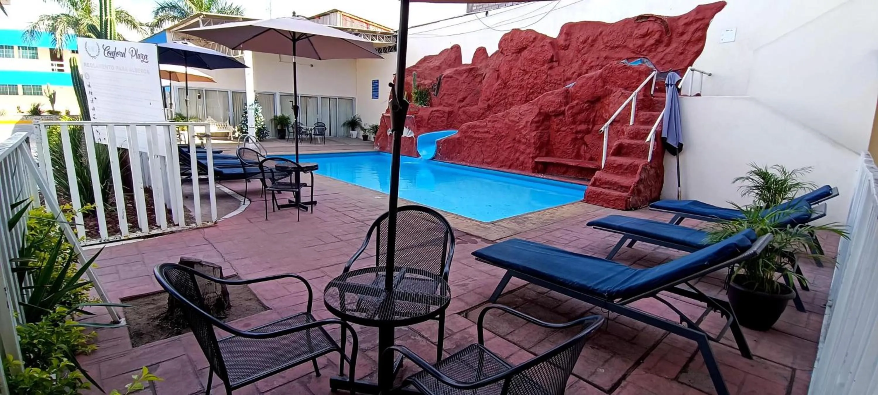 Swimming pool in Hotel Confort Plaza