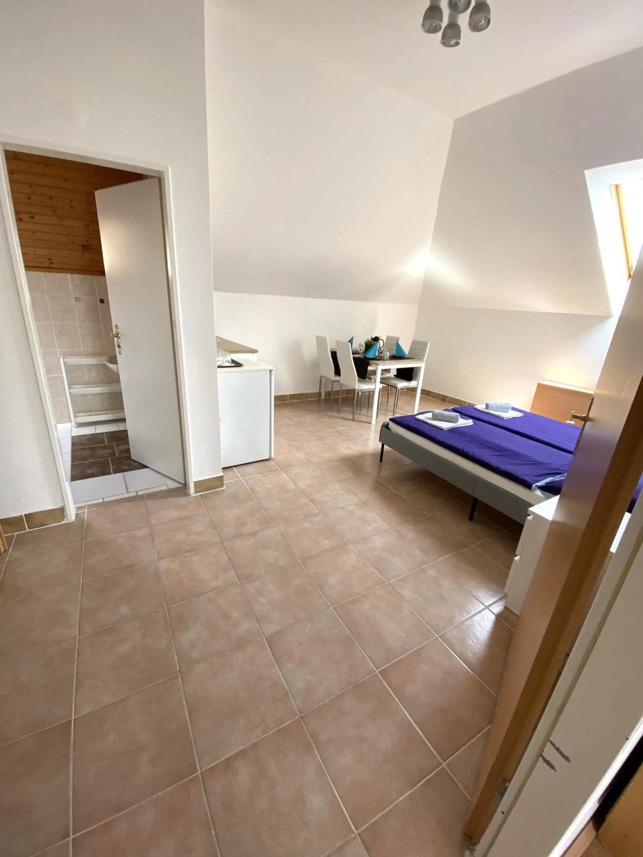 Living room, Bed in Appartementhaus 5. Jahreszeit