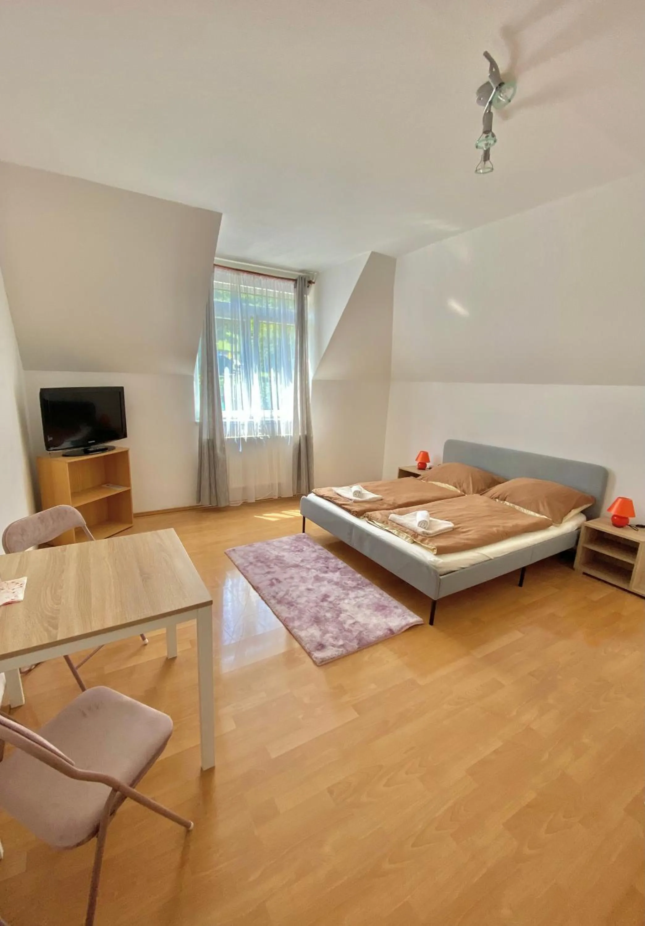 Photo of the whole room, Bed in Appartementhaus 5. Jahreszeit