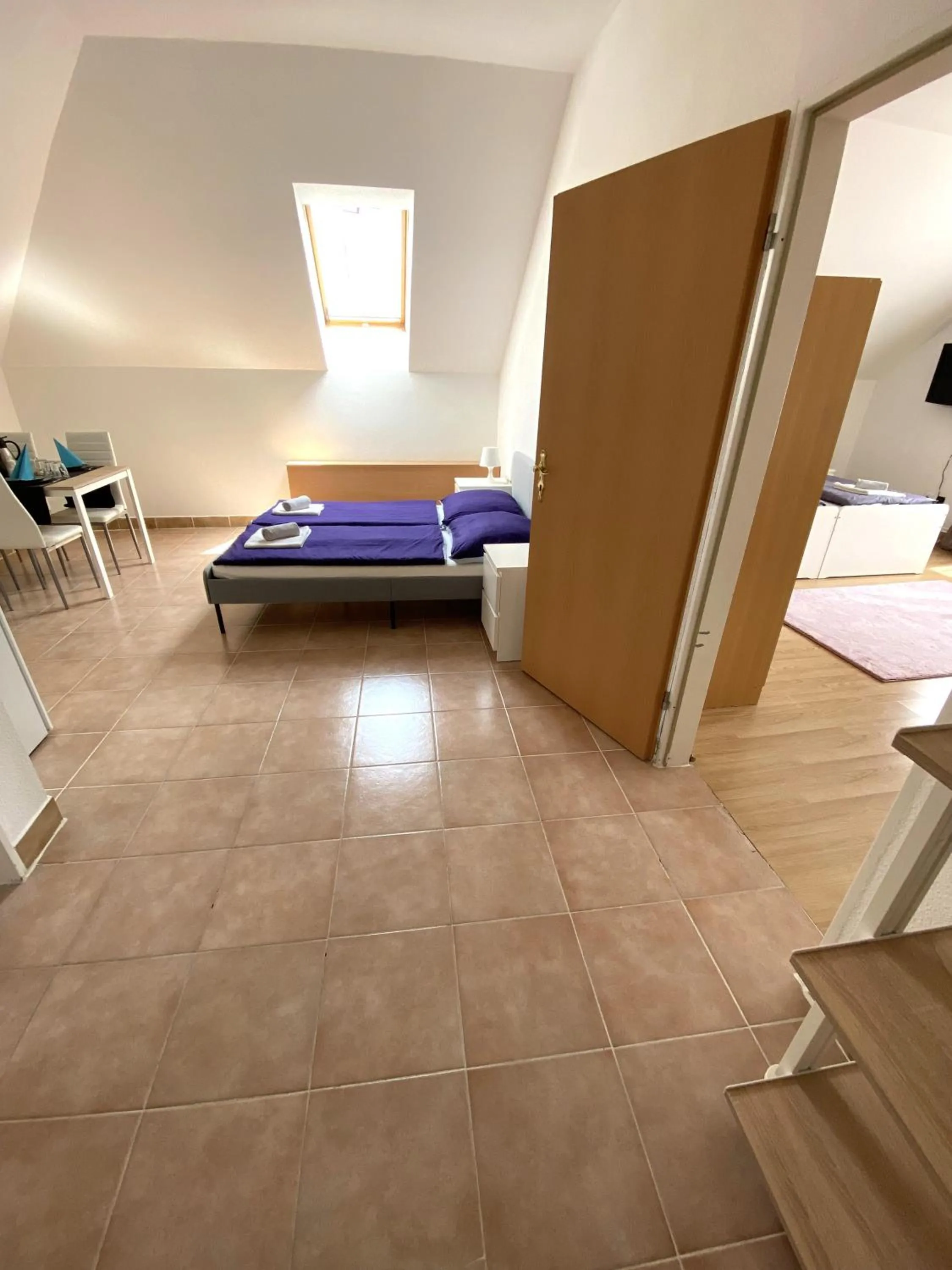Living room, Bed in Appartementhaus 5. Jahreszeit