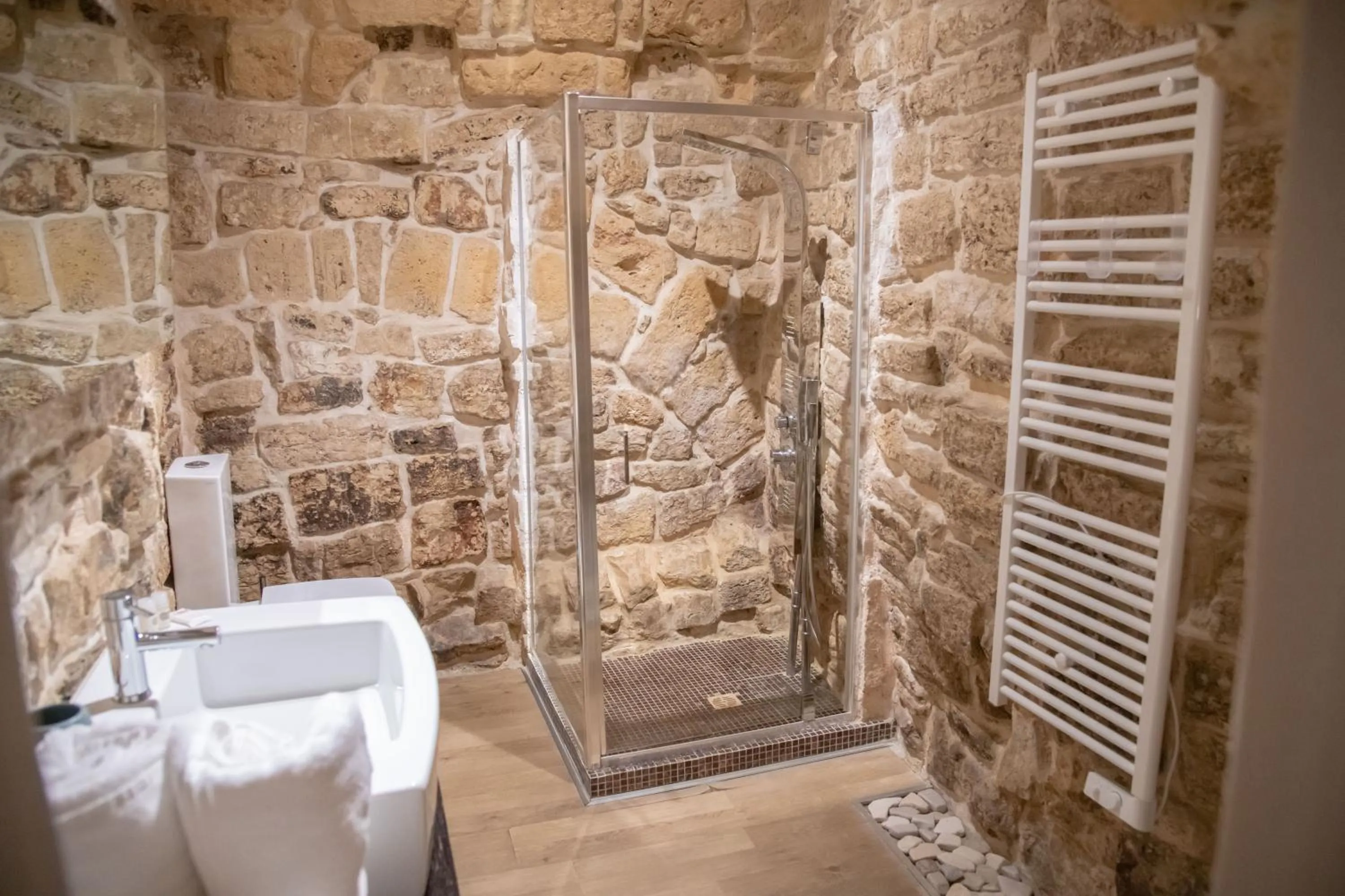 Shower in La Giudecca Trani