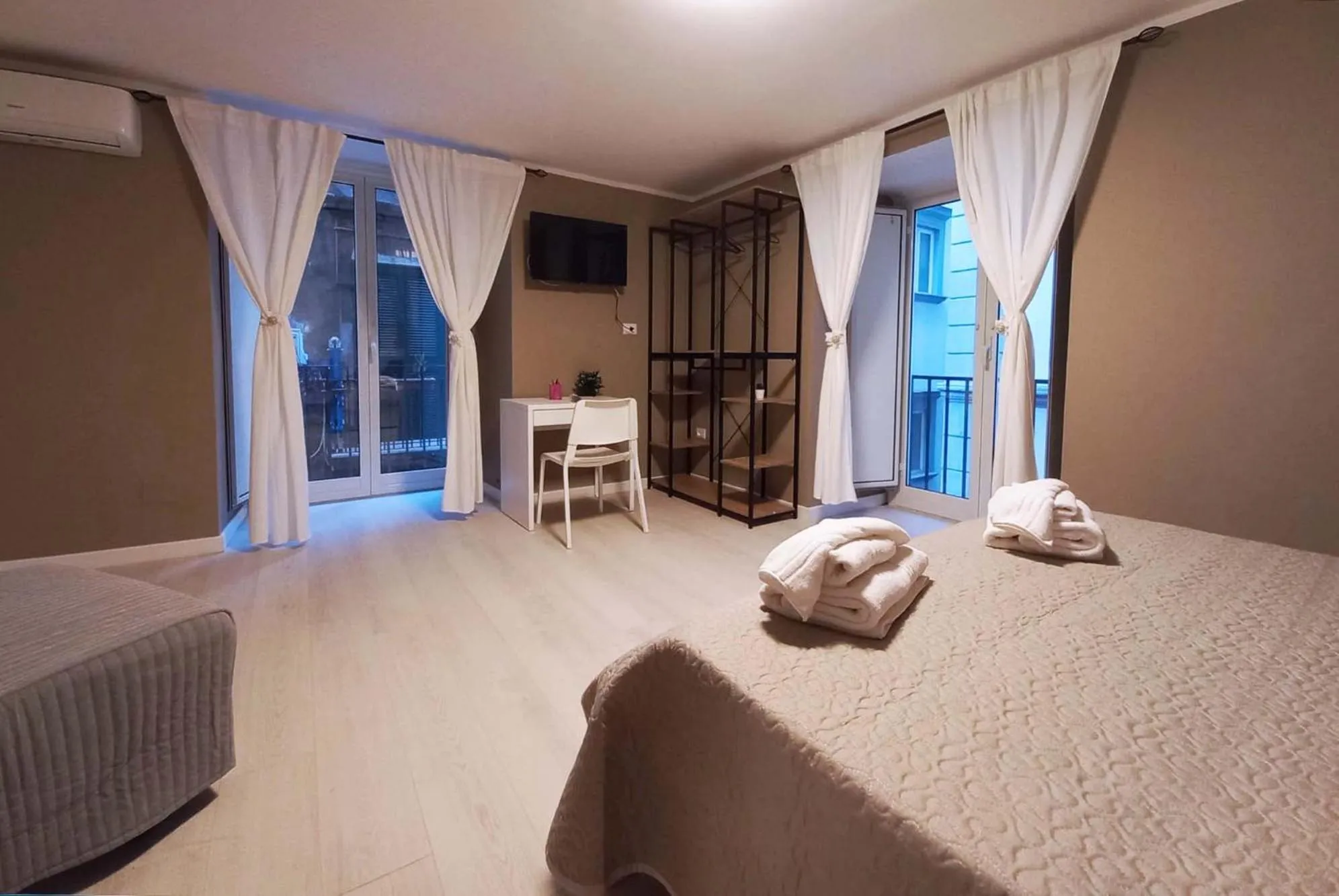 Photo of the whole room, Bed in Le stanze di Partenope