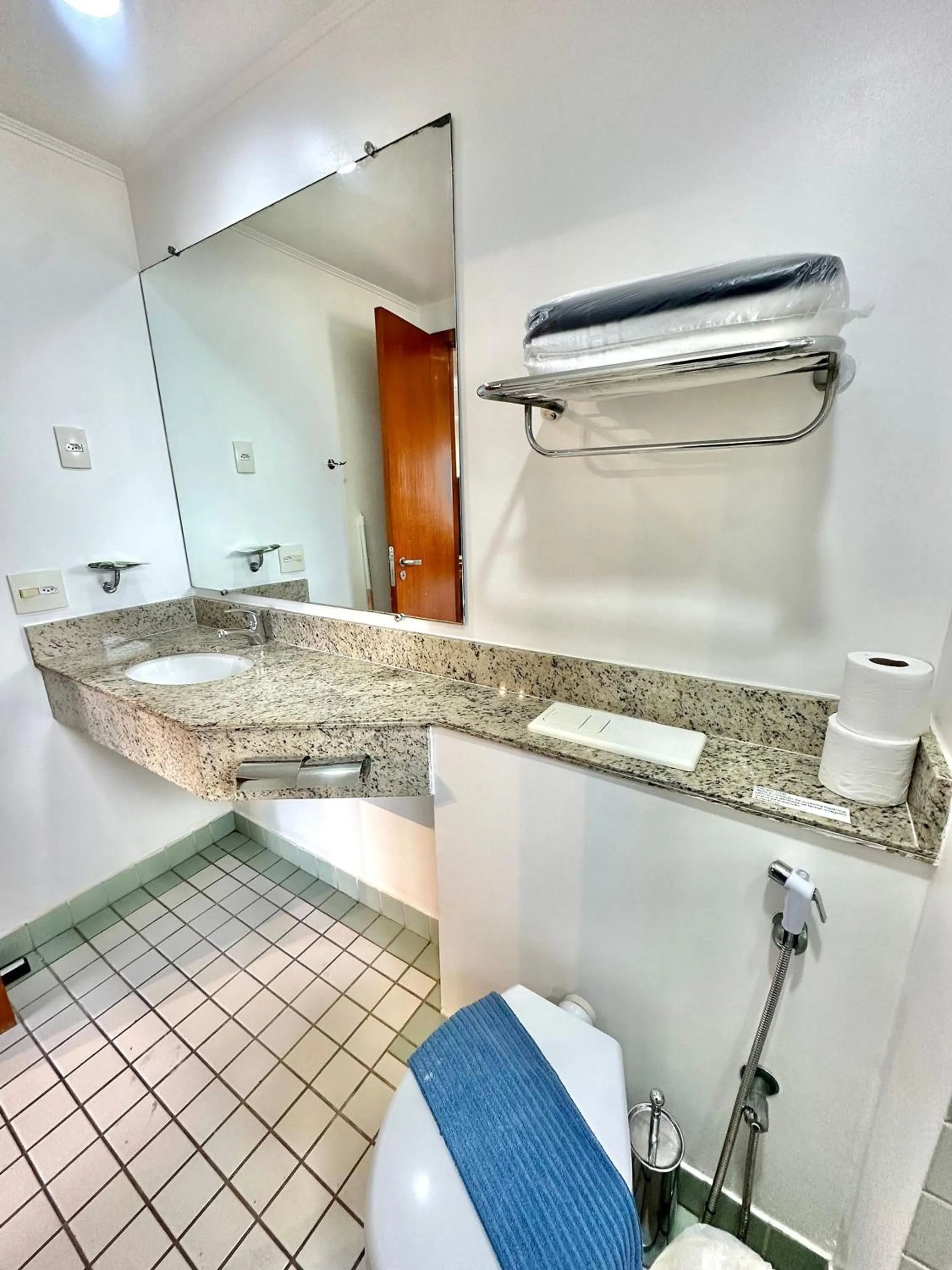 Flat Particular Rua Borges Lagoa c/ garagem UH1008