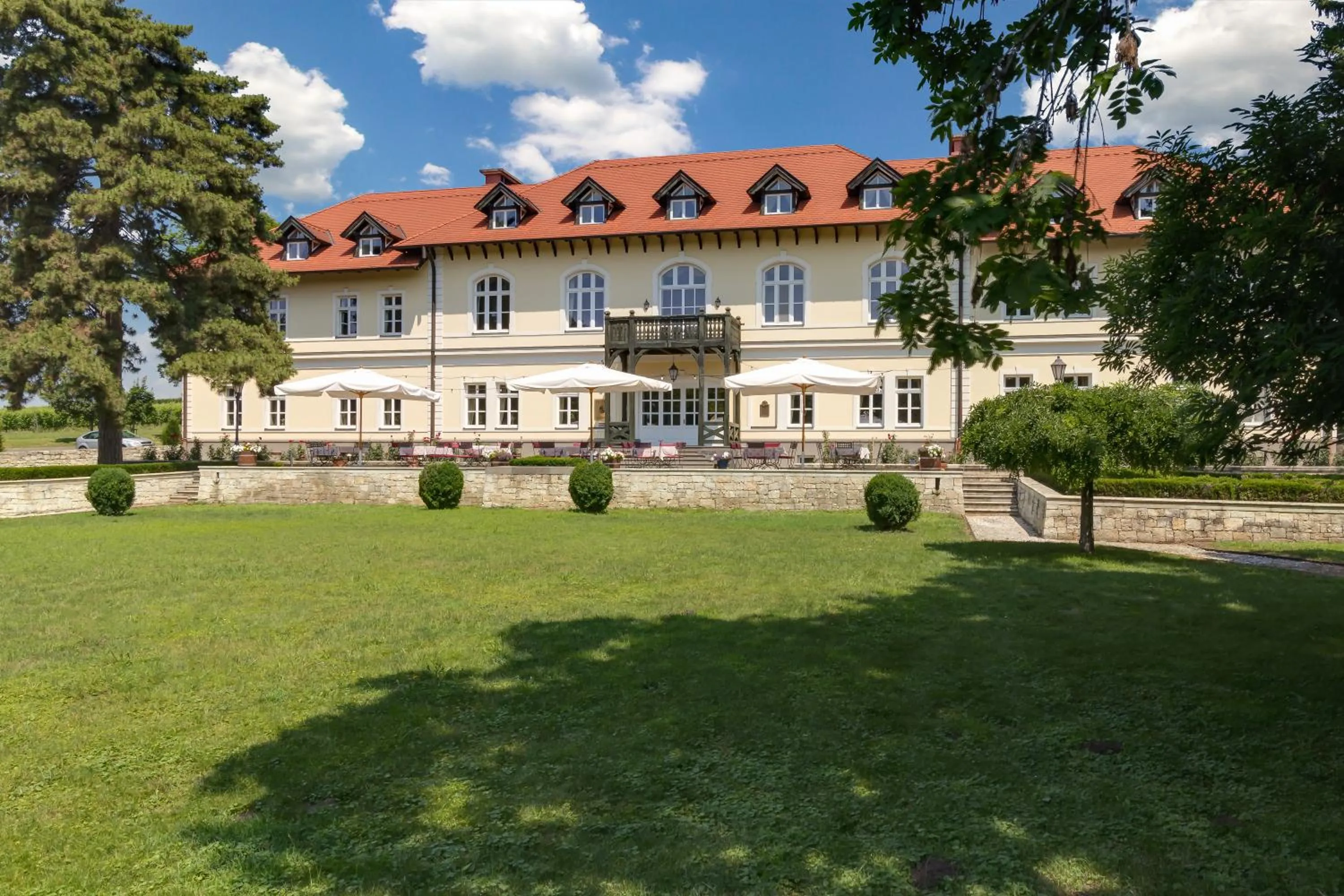 Garden in Castle Hotel Grof Degenfeld Superior