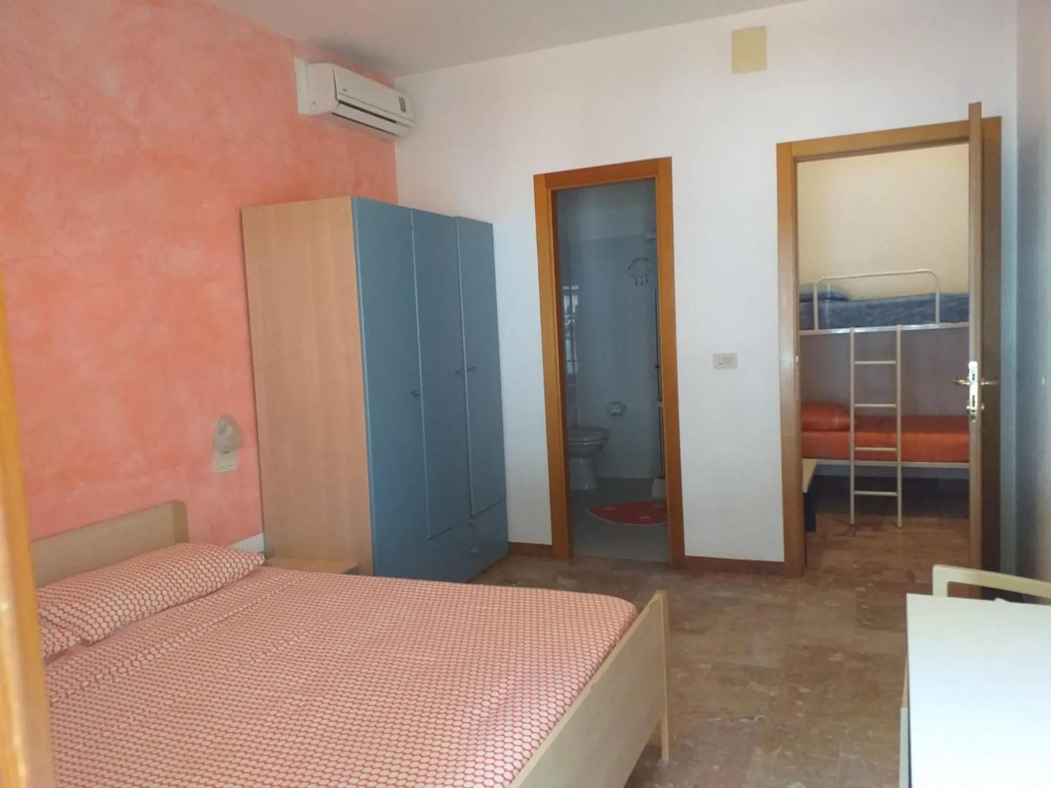 Toilet, Bed in Spacious quadruple room a stone throw from the sea