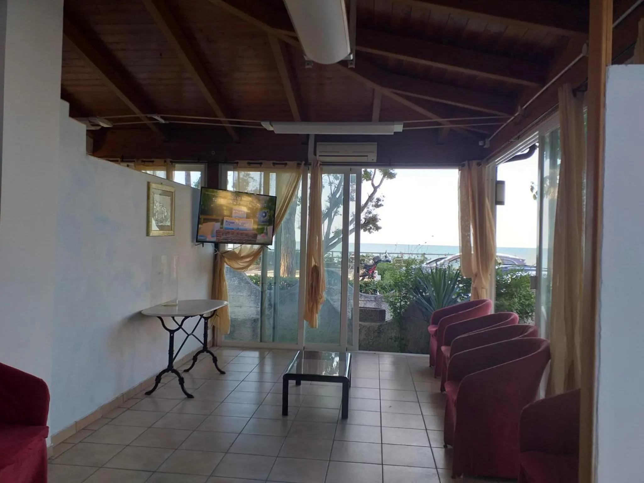 Living room in Spacious quadruple room a stone throw from the sea