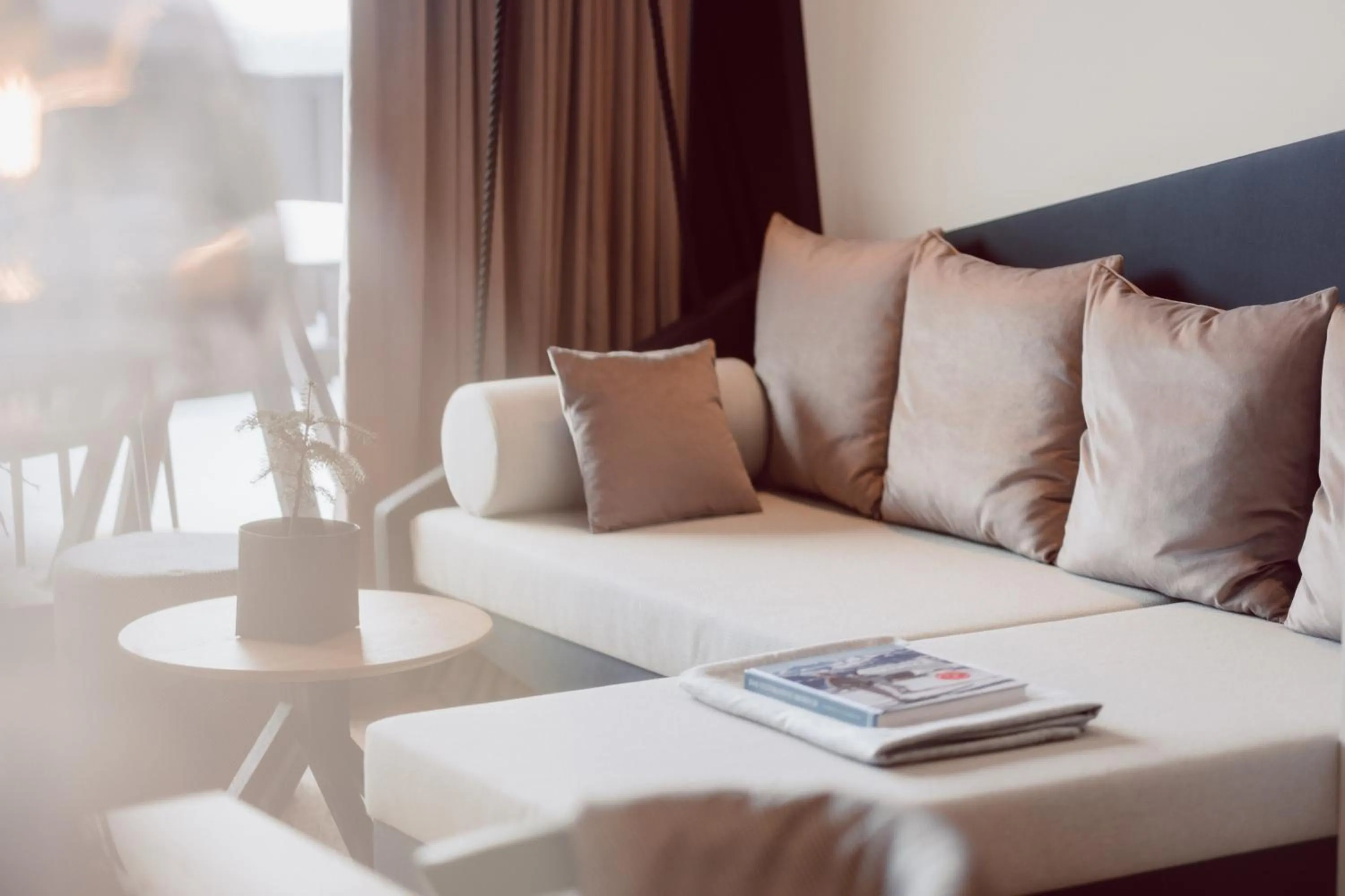 Seating area, Bed in JoAnn suites & apart