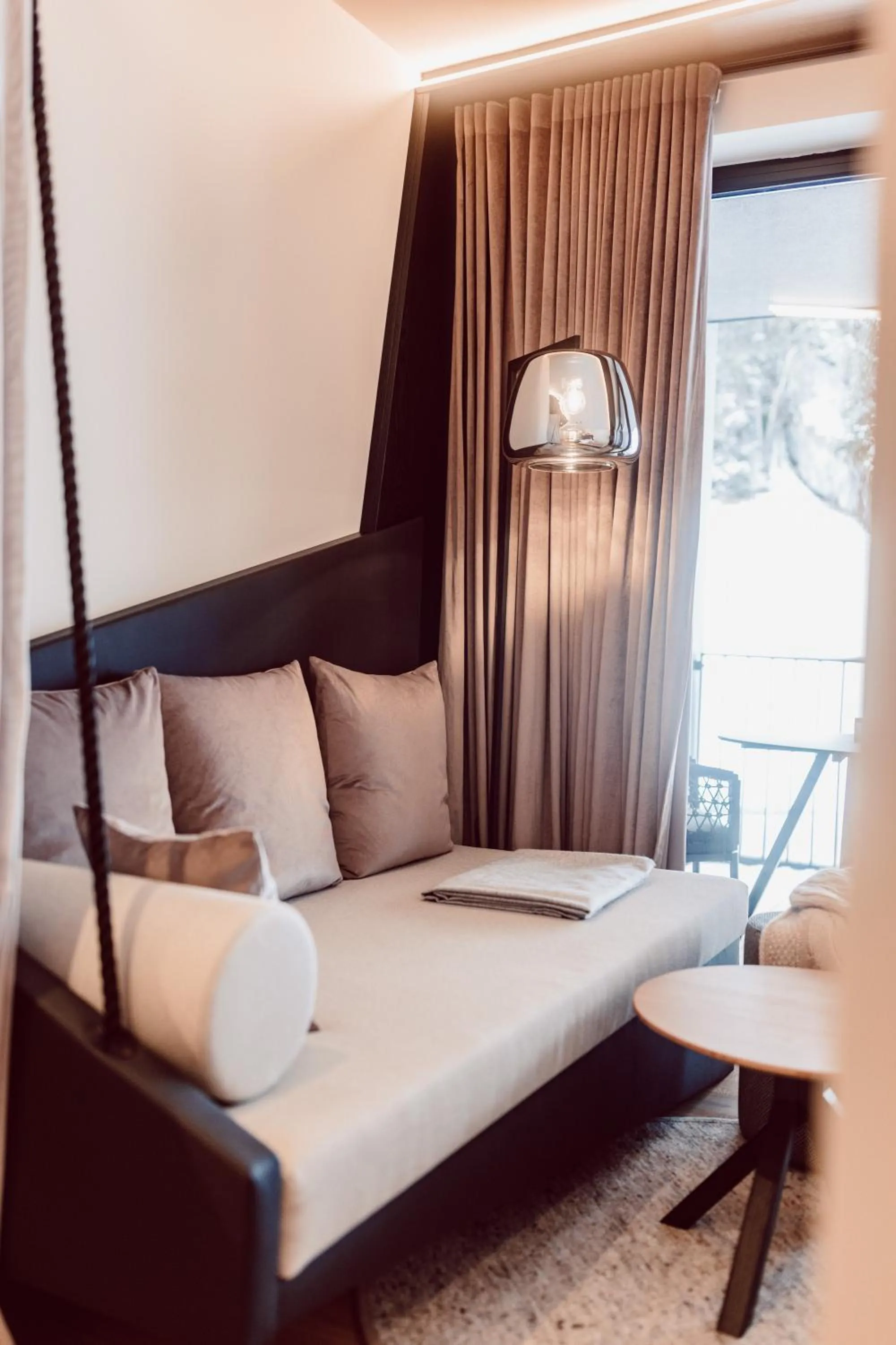 Seating area, Bed in JoAnn suites & apart