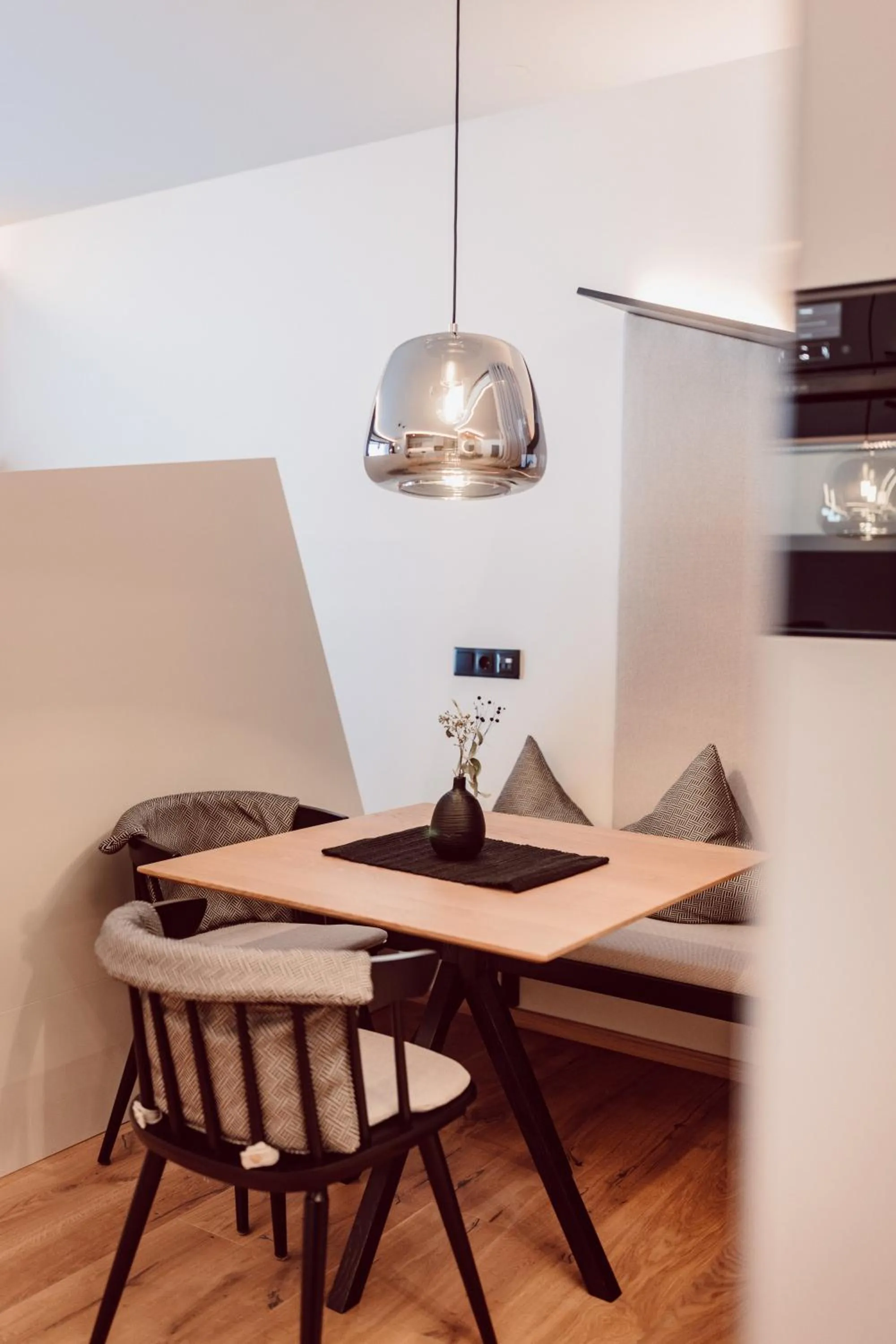 Dining area in JoAnn suites & apart