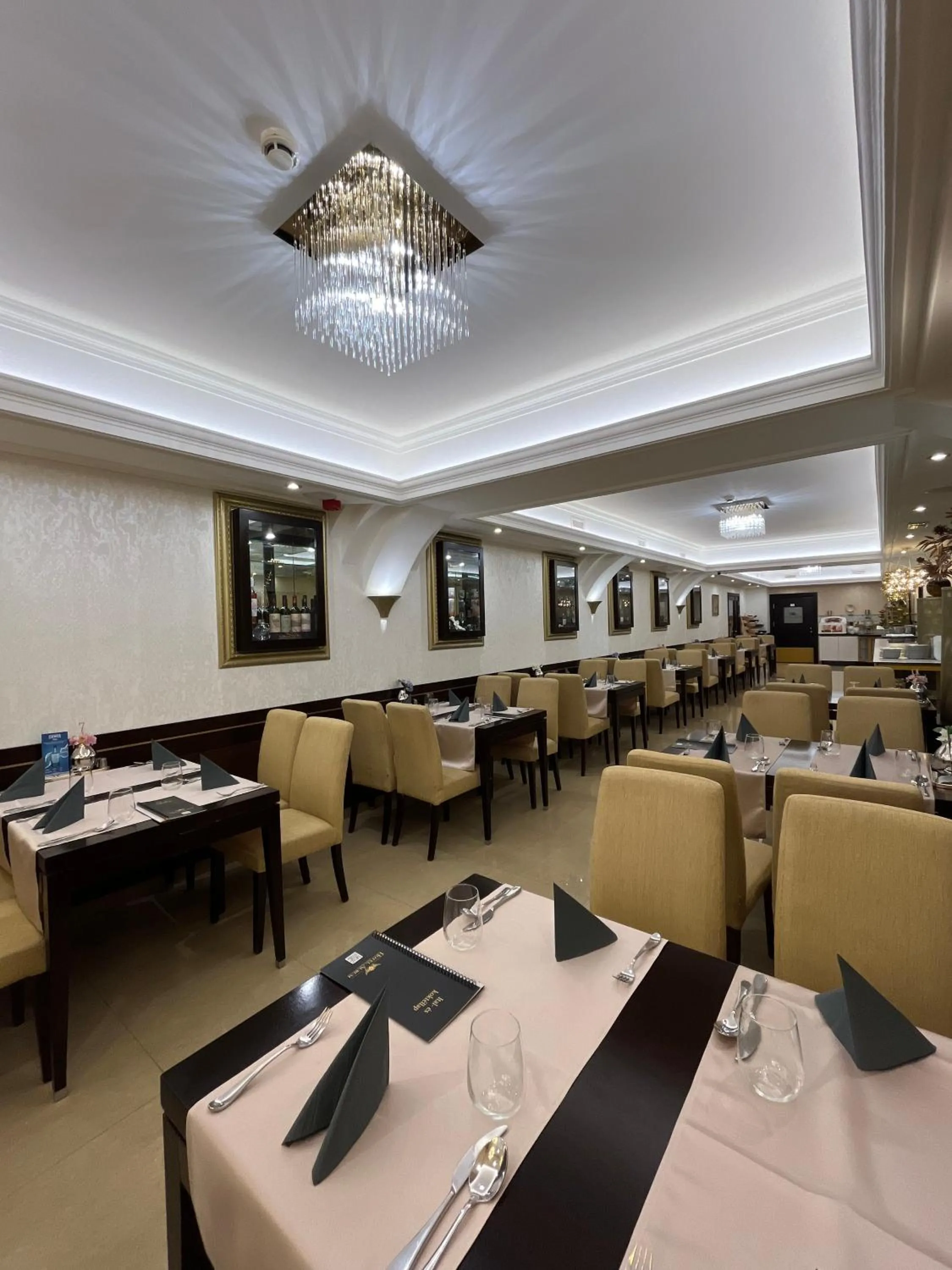 Restaurant/places to eat in Hotel Aurum