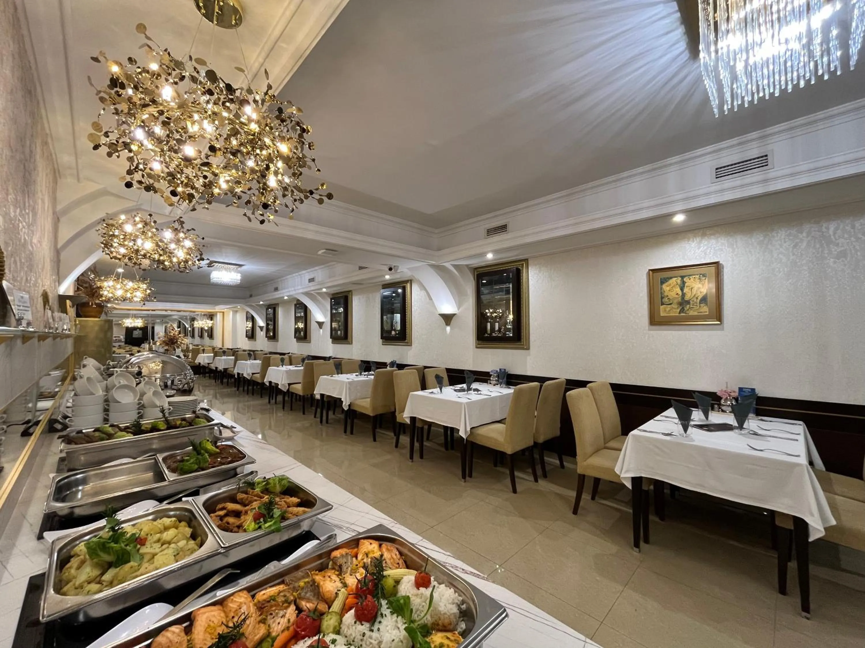 Restaurant/places to eat in Hotel Aurum