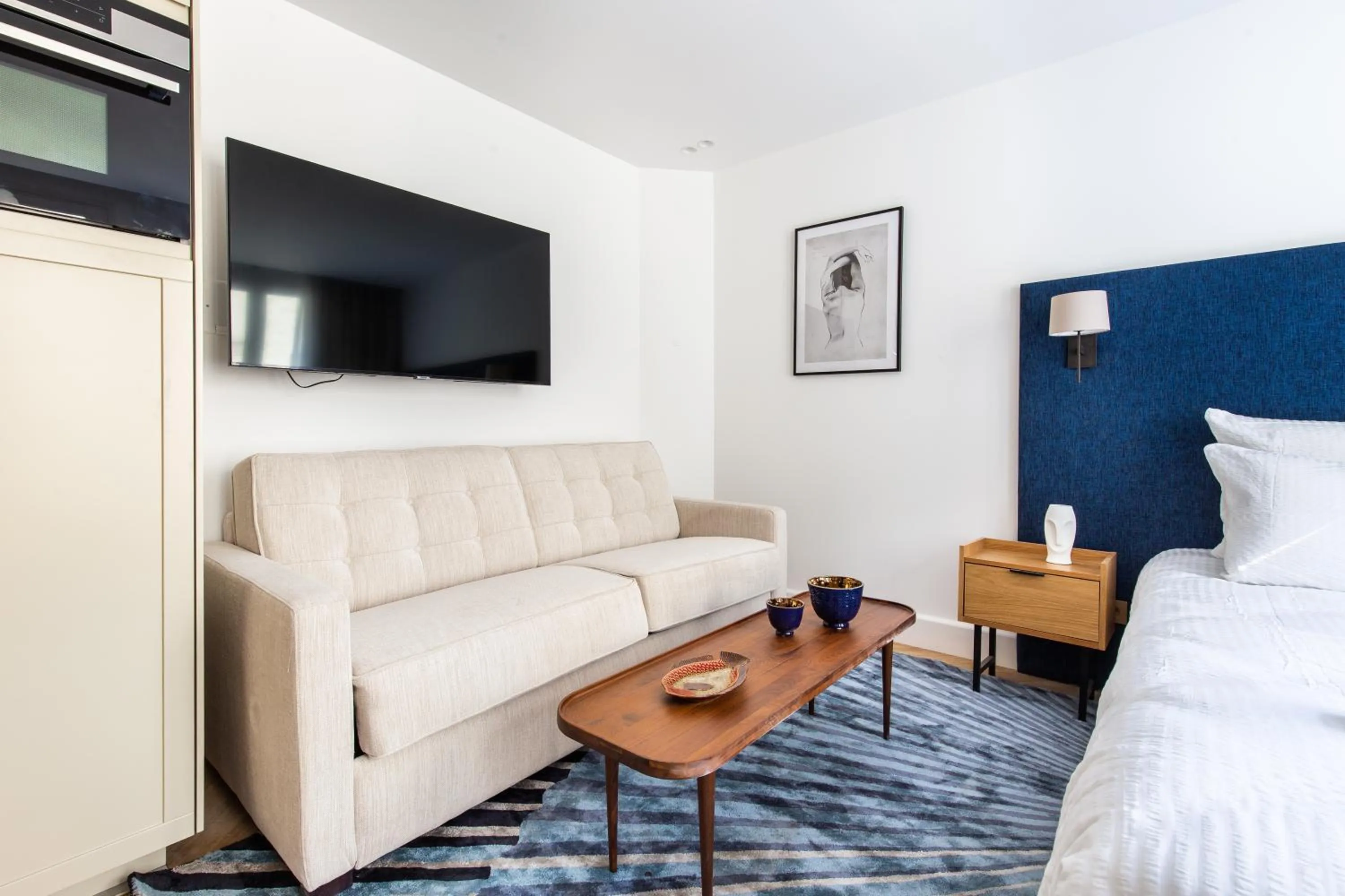 Communal lounge/ TV room, Bed in Quartier Libre - Saint Georges