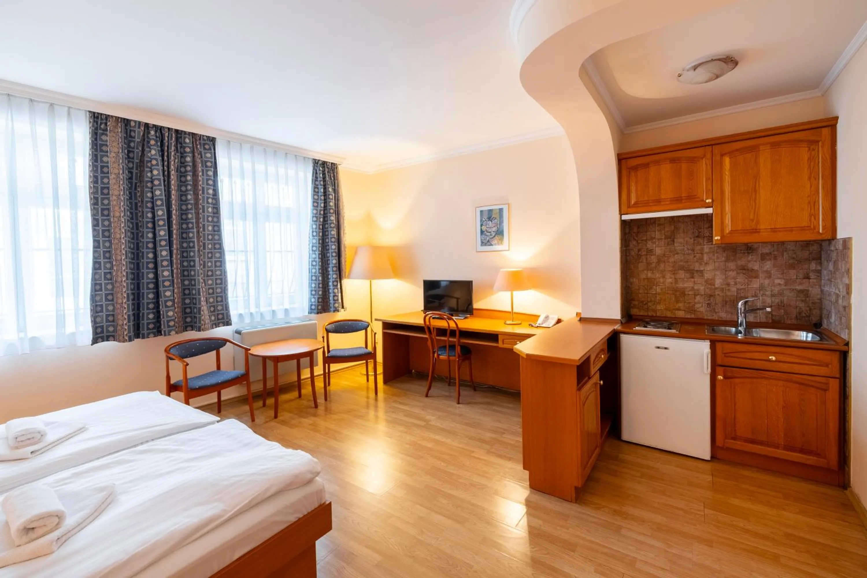 Kitchen or kitchenette, Bed in Hotel Pannonia