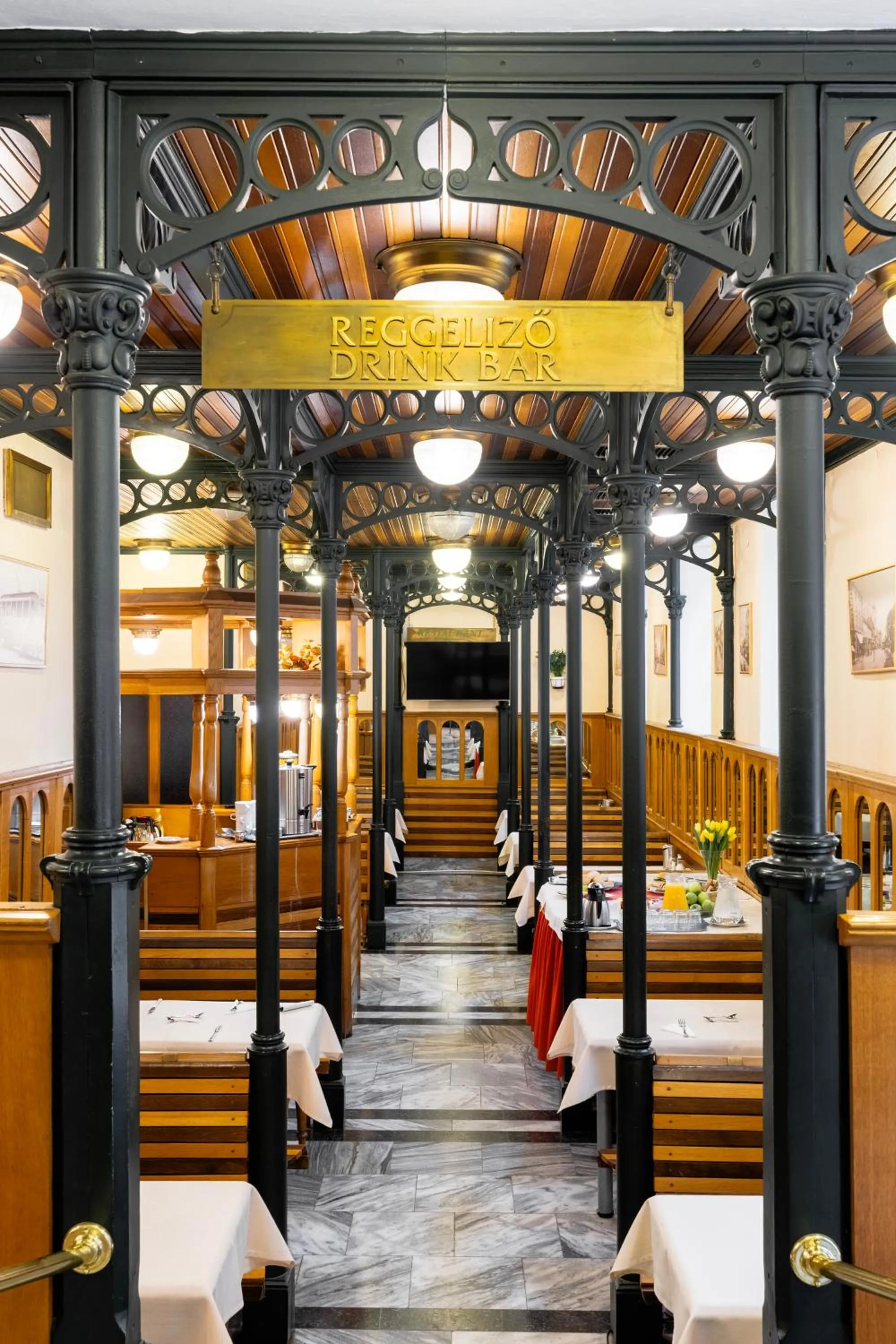 Restaurant/places to eat in Hotel Pannonia