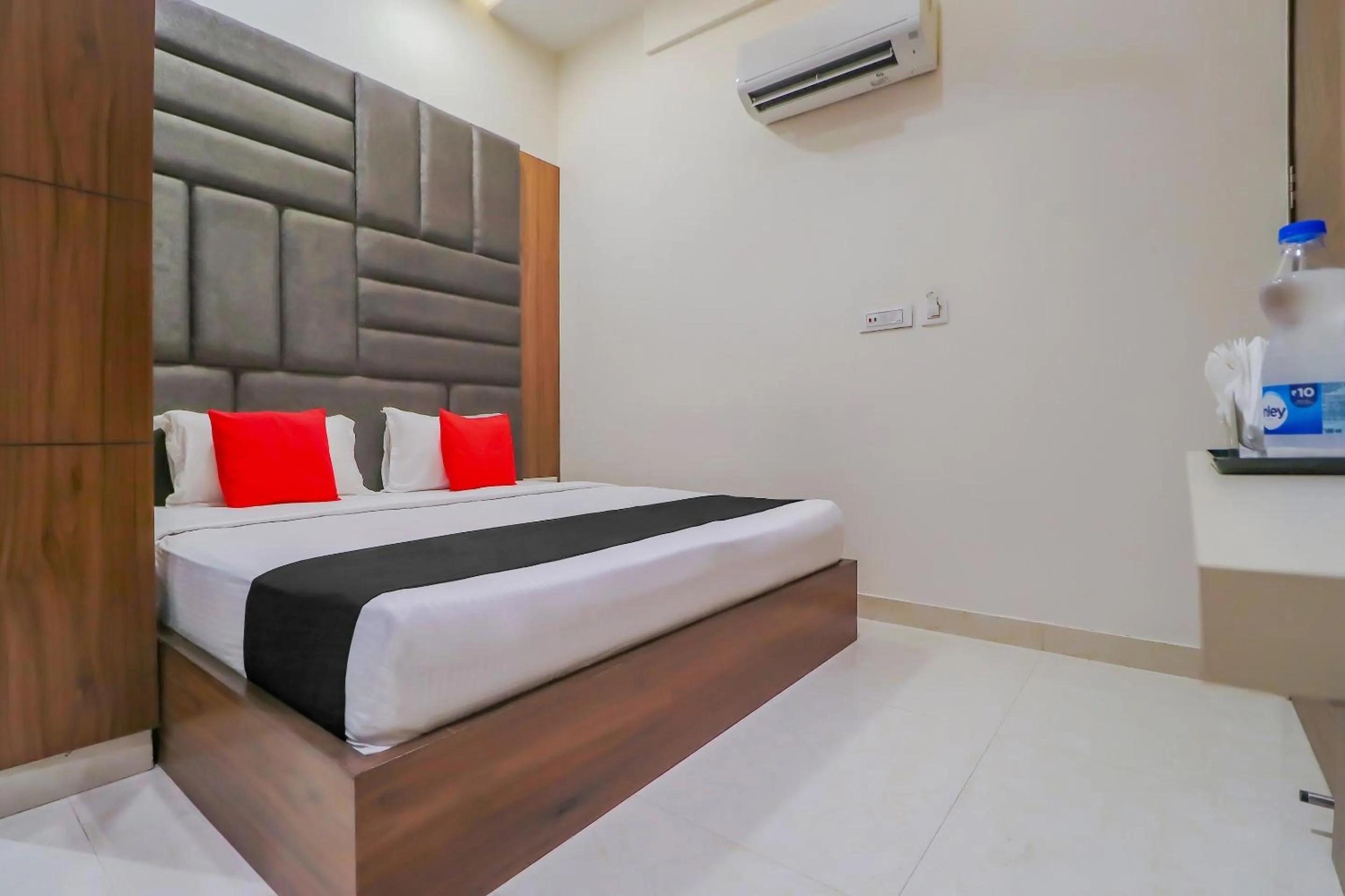 Bedroom in Capital O Western Galaxy