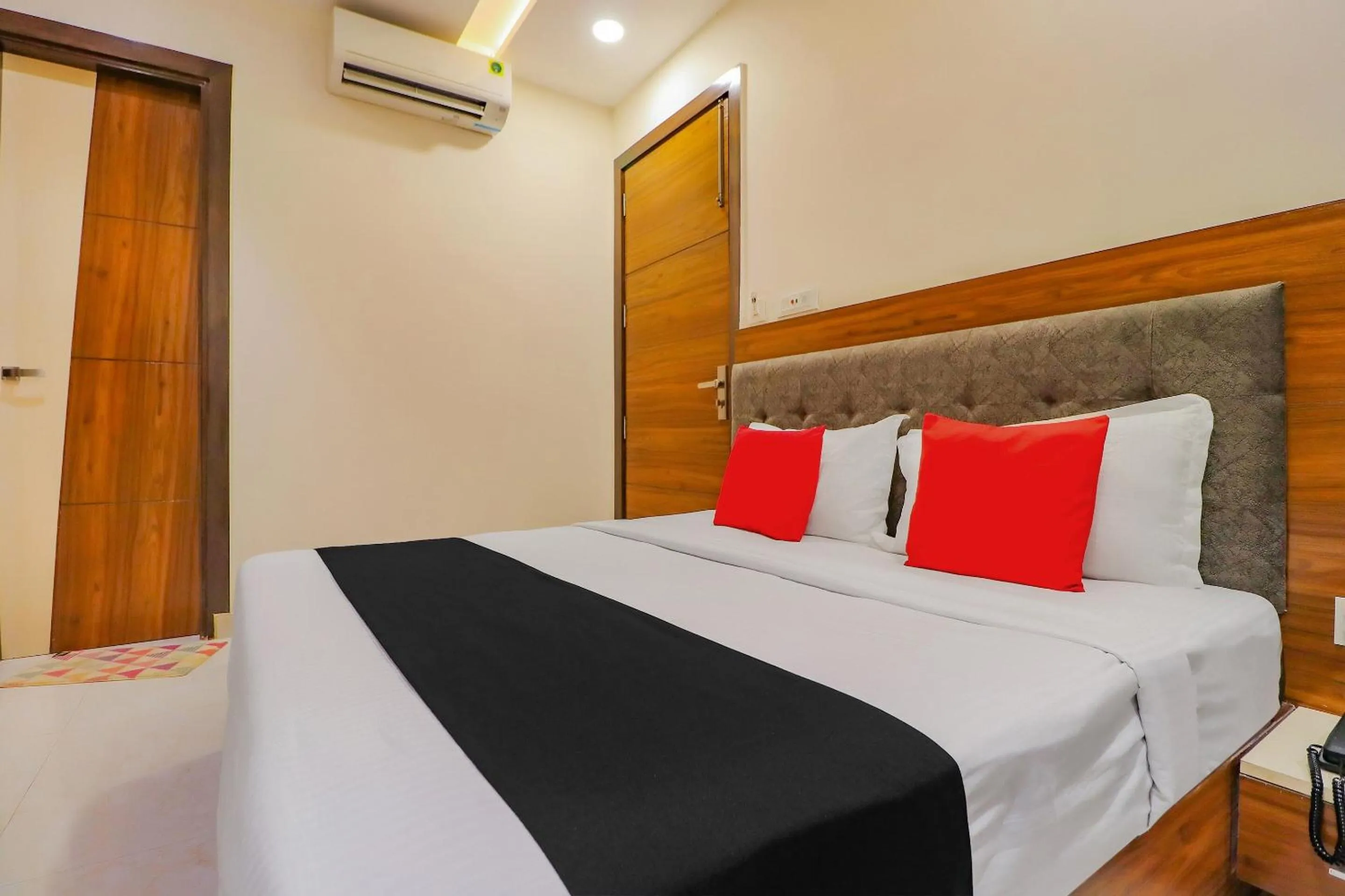 Bedroom in Capital O Western Galaxy