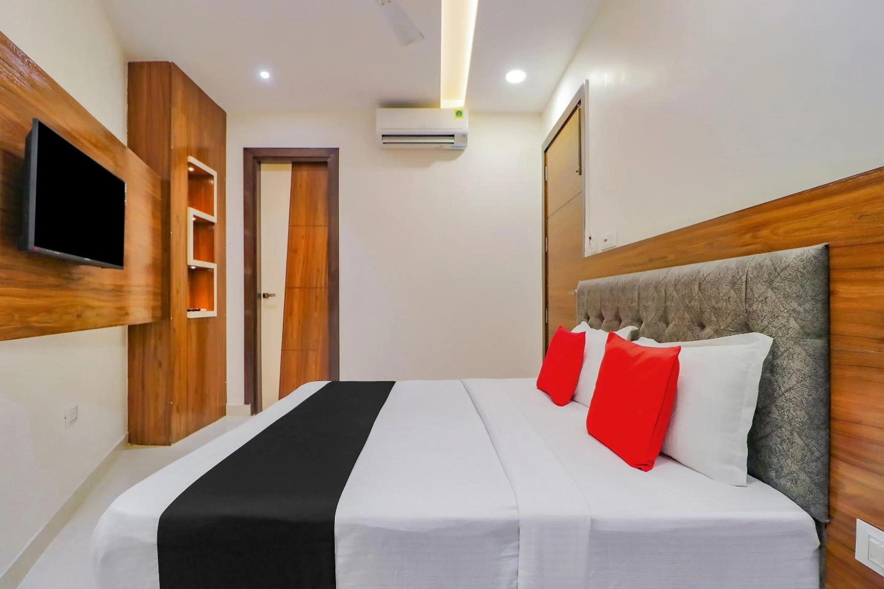 Bedroom in Capital O Western Galaxy