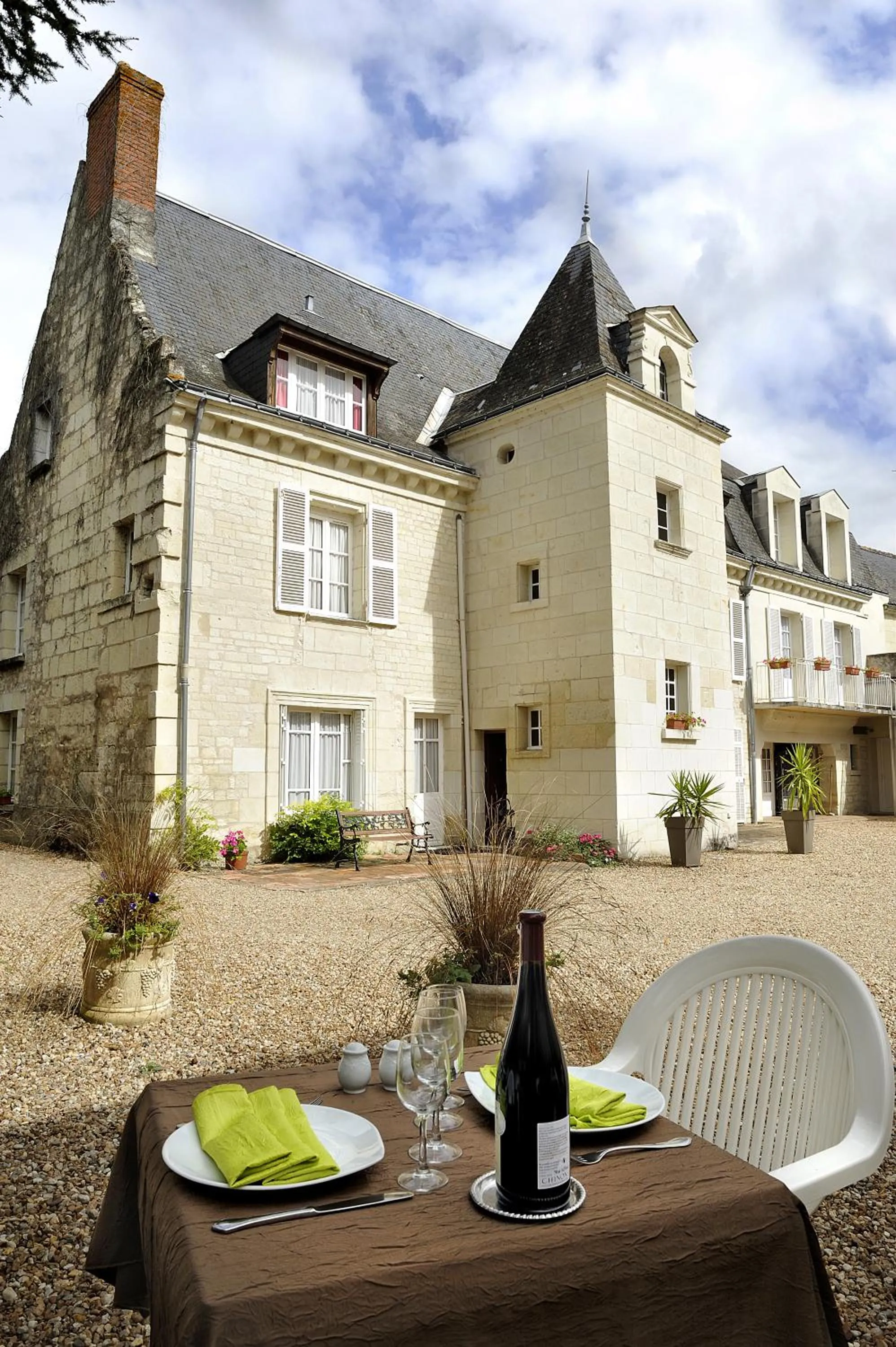 Inner courtyard view in Logis Manoir De La Giraudière