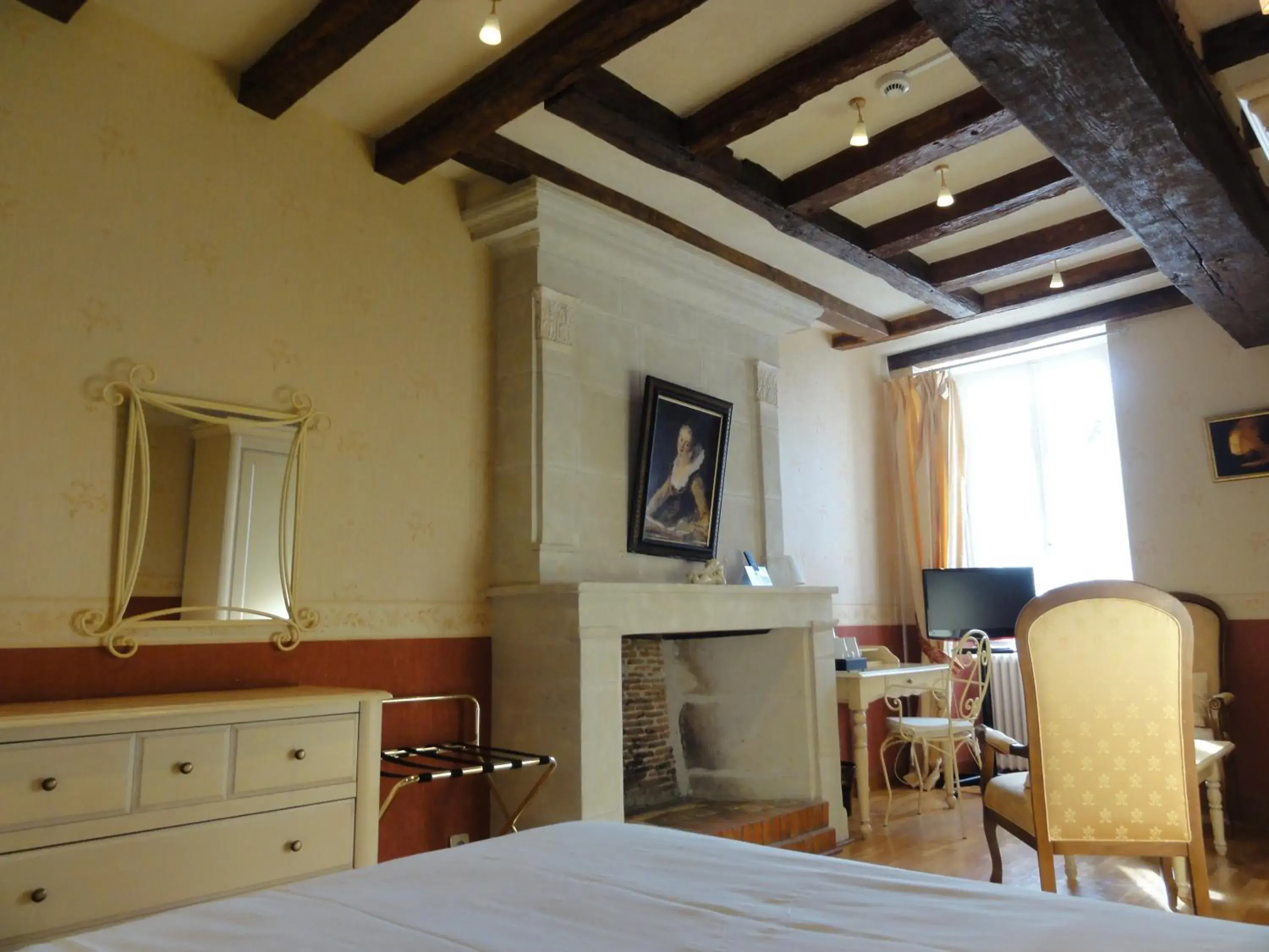 Suite in Logis Manoir De La Giraudière Suite in Logis Manoir De La Giraudière