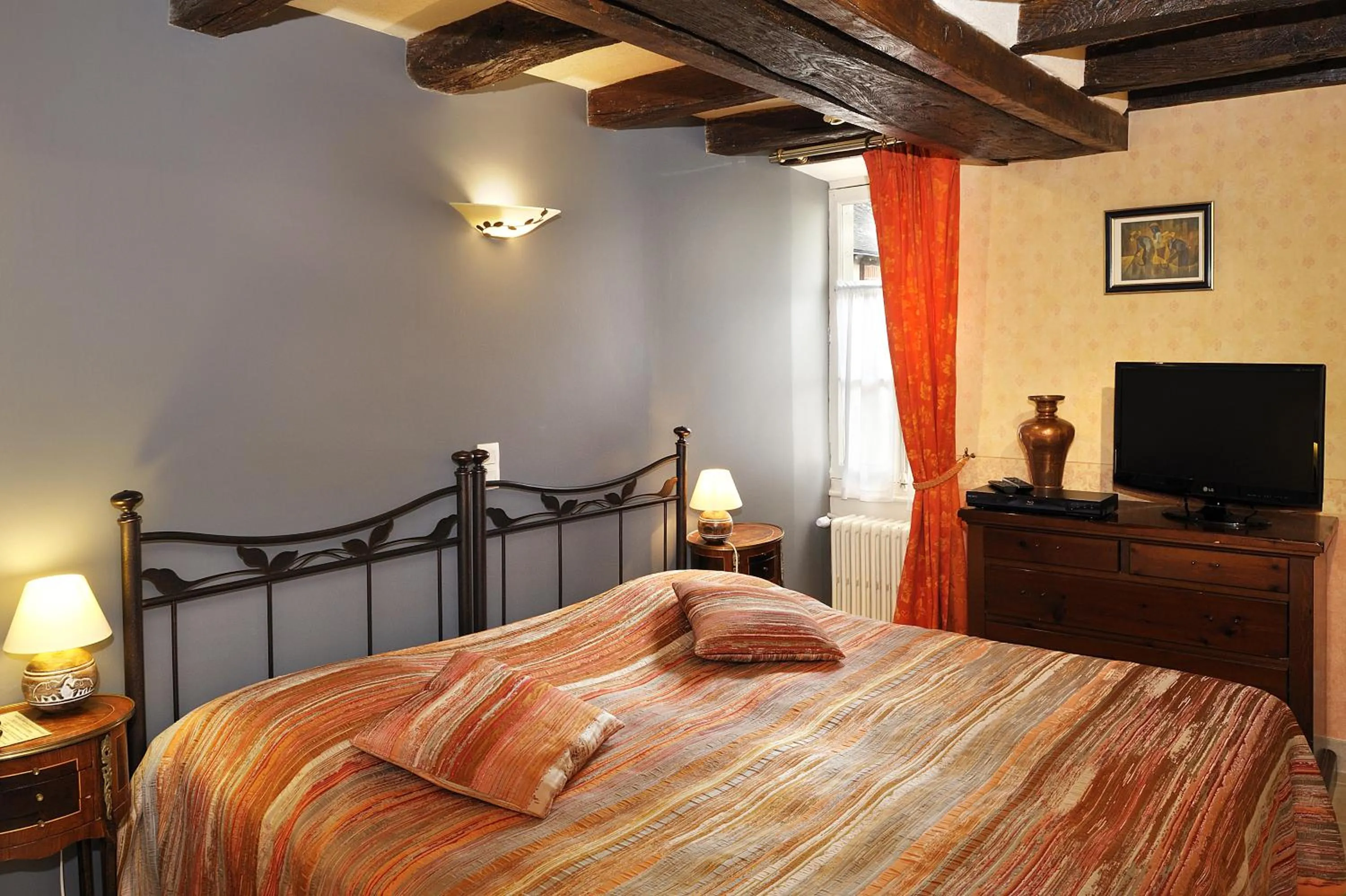 Bedroom, Bed in Logis Manoir De La Giraudière