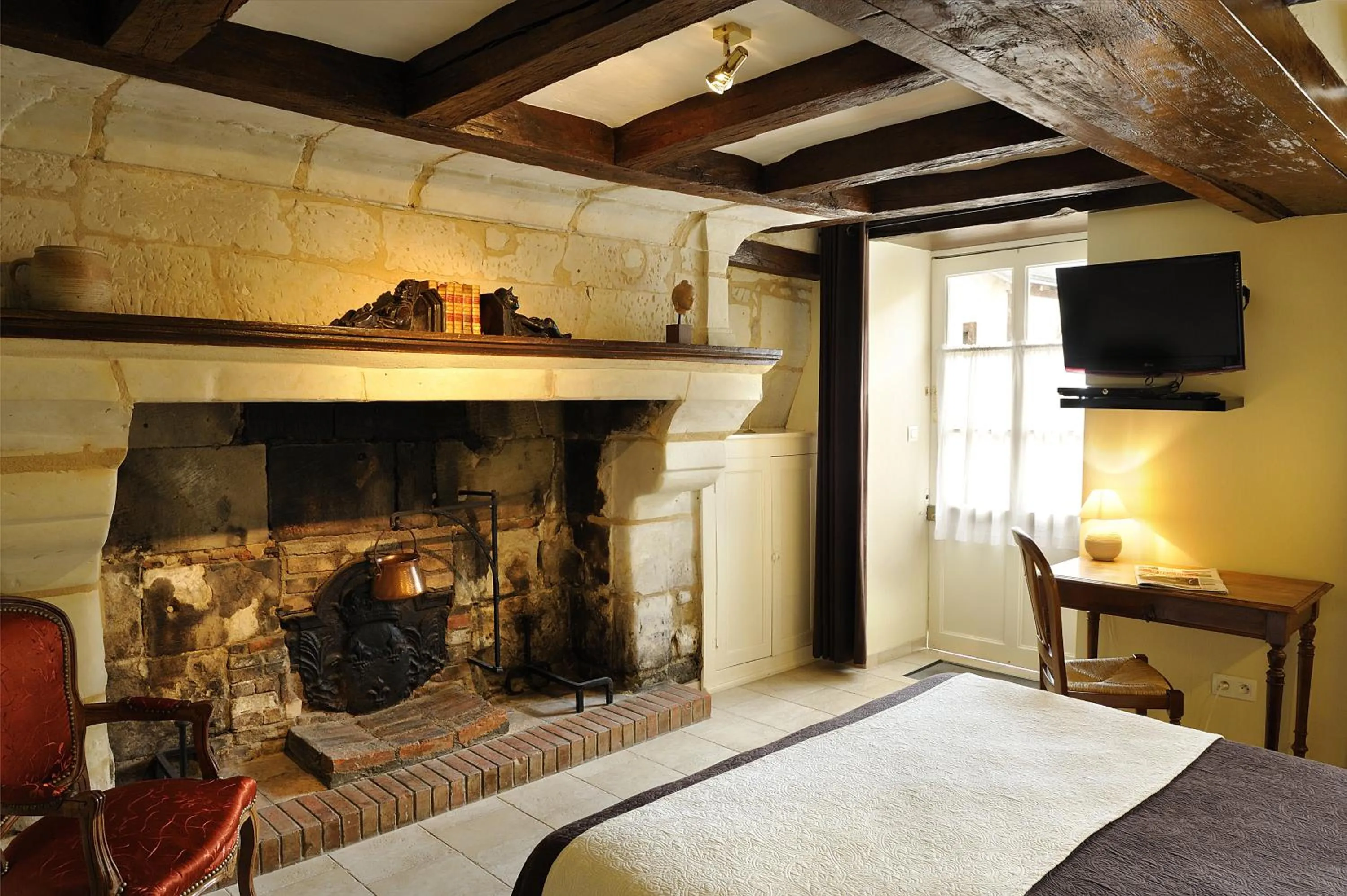 Bedroom, Bed in Logis Manoir De La Giraudière