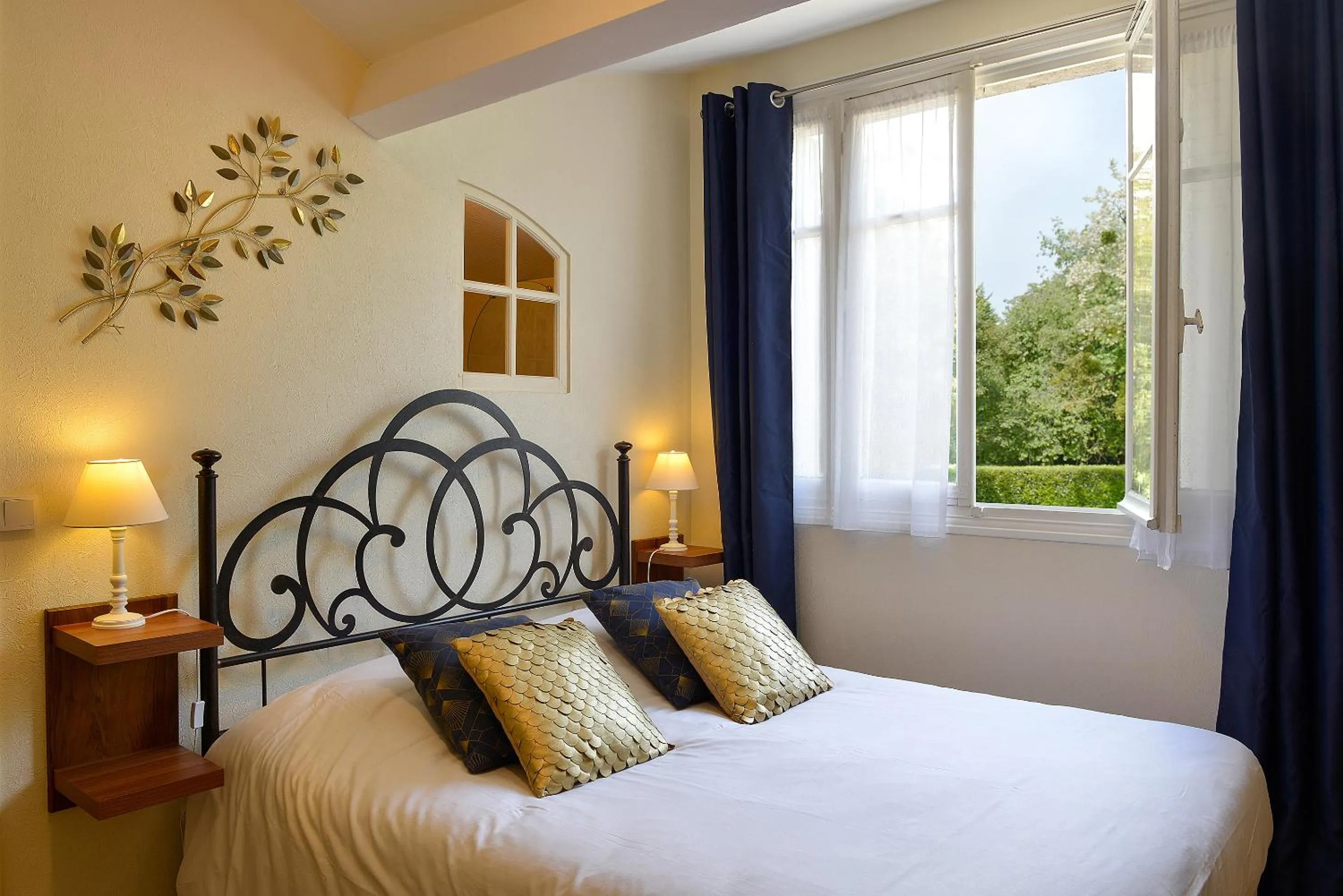 Bed in Logis Manoir De La Giraudière