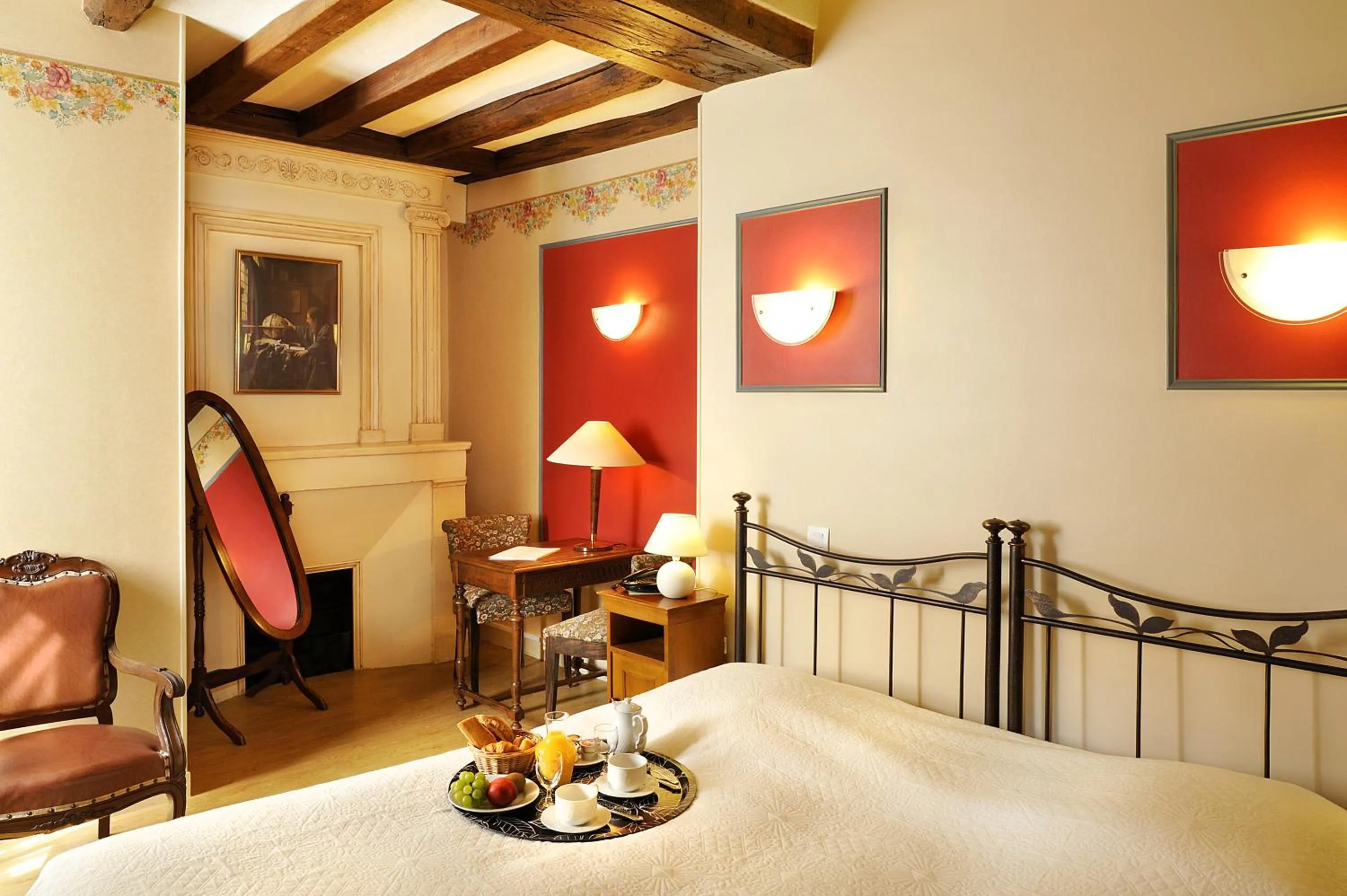 Bedroom, Bed in Logis Manoir De La Giraudière