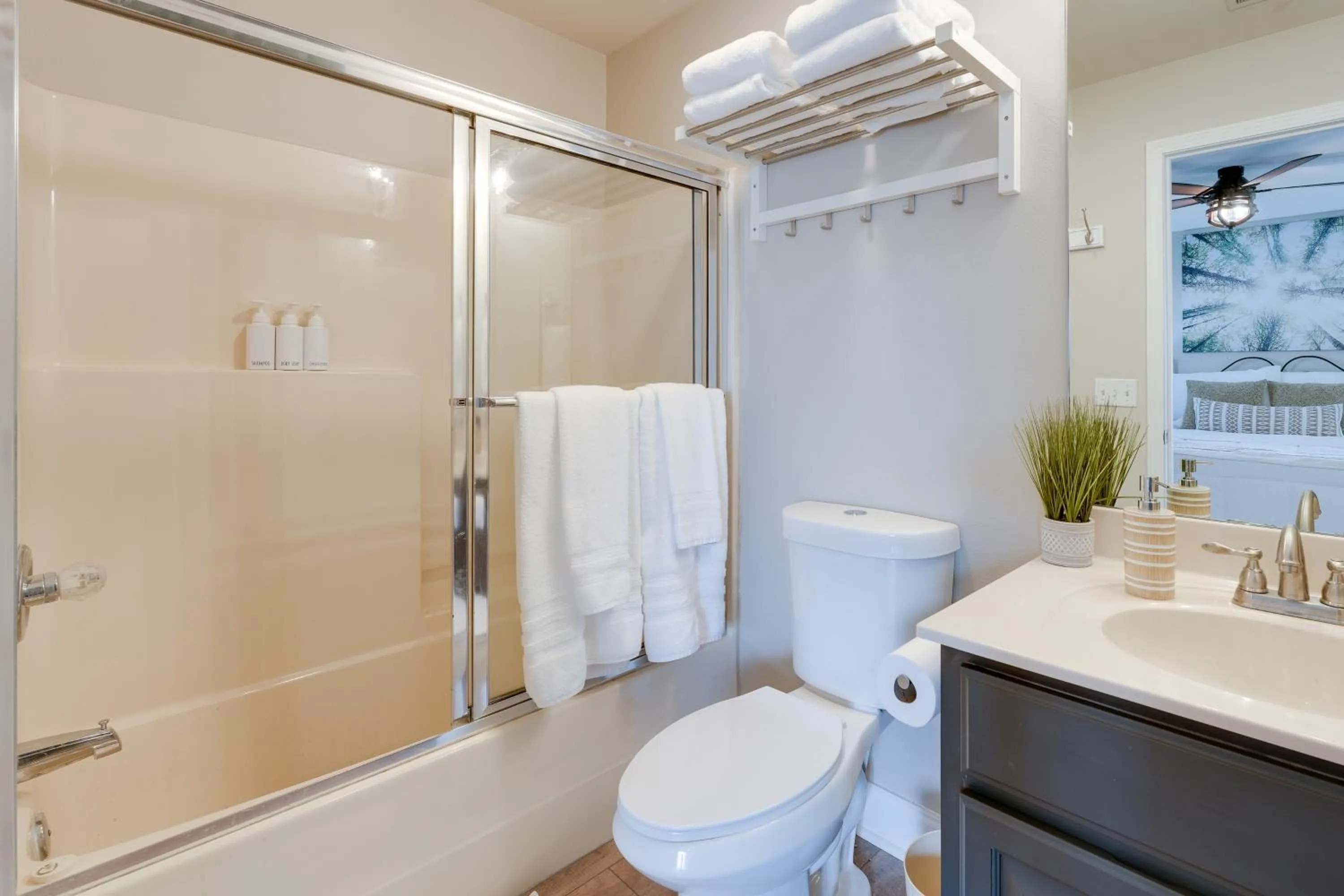 Relax Fireside Getaway 2 Mi to Silver Dollar City