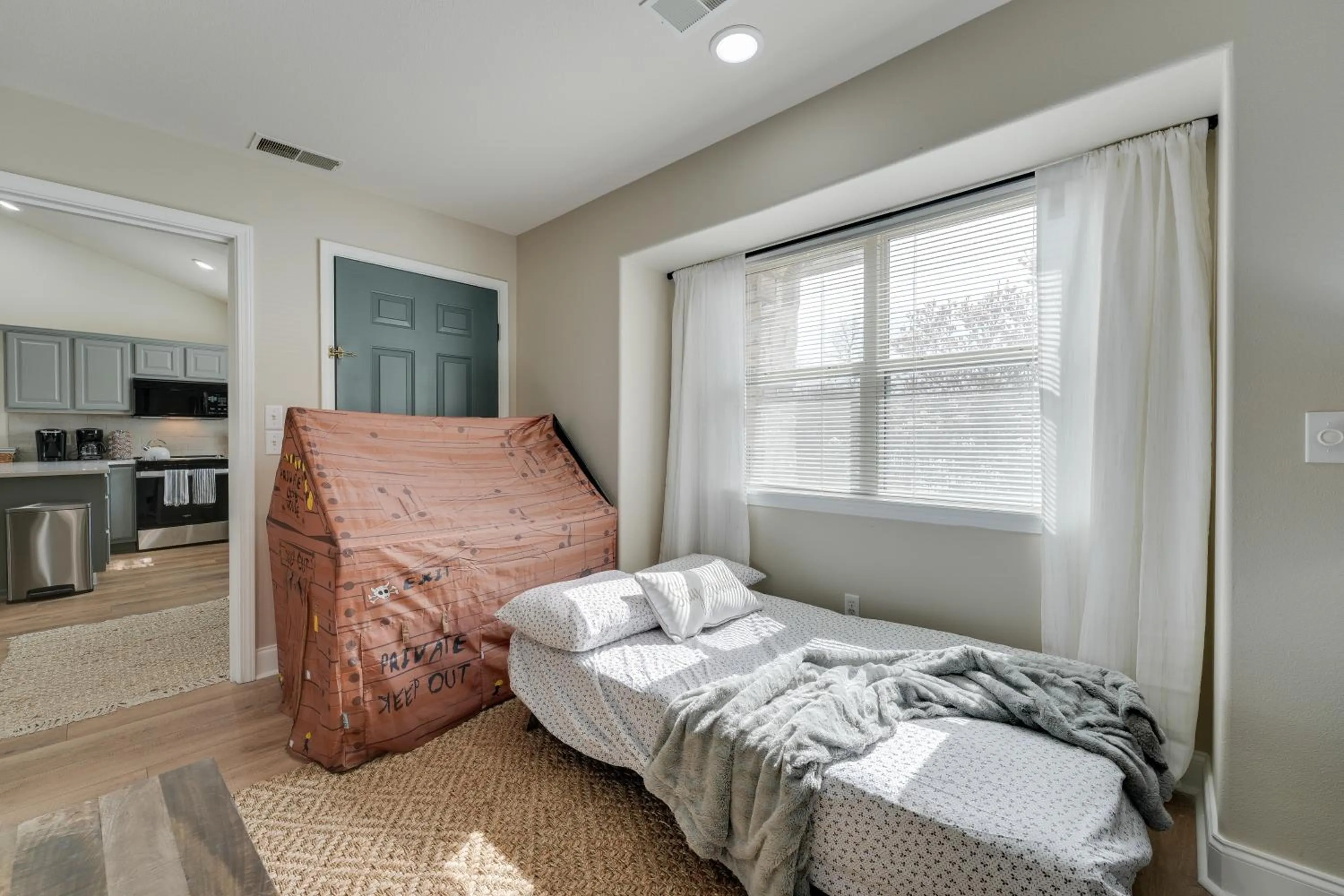 Bed in Relax Fireside Getaway 2 Mi to Silver Dollar City