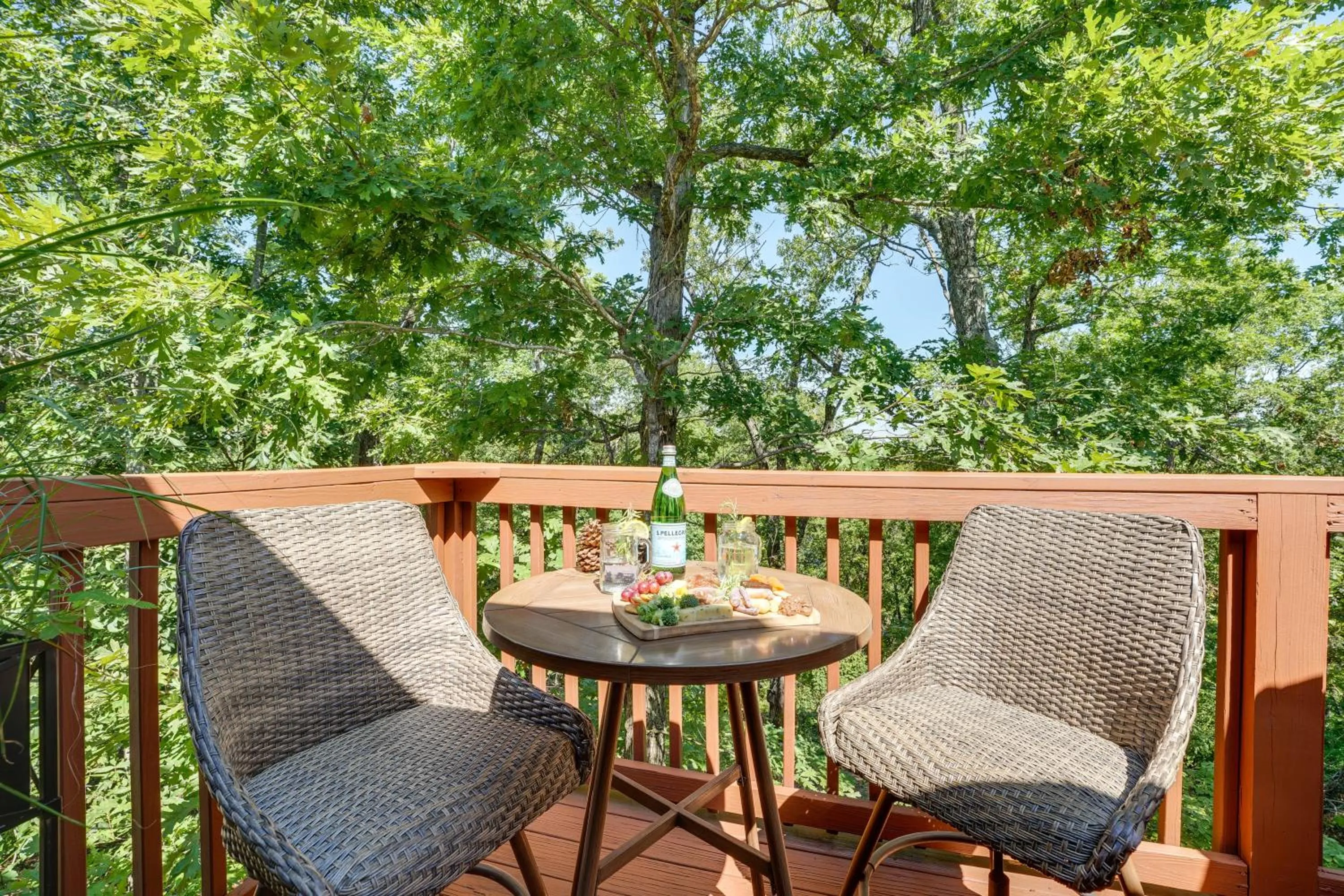 Relax Fireside Getaway 2 Mi to Silver Dollar City