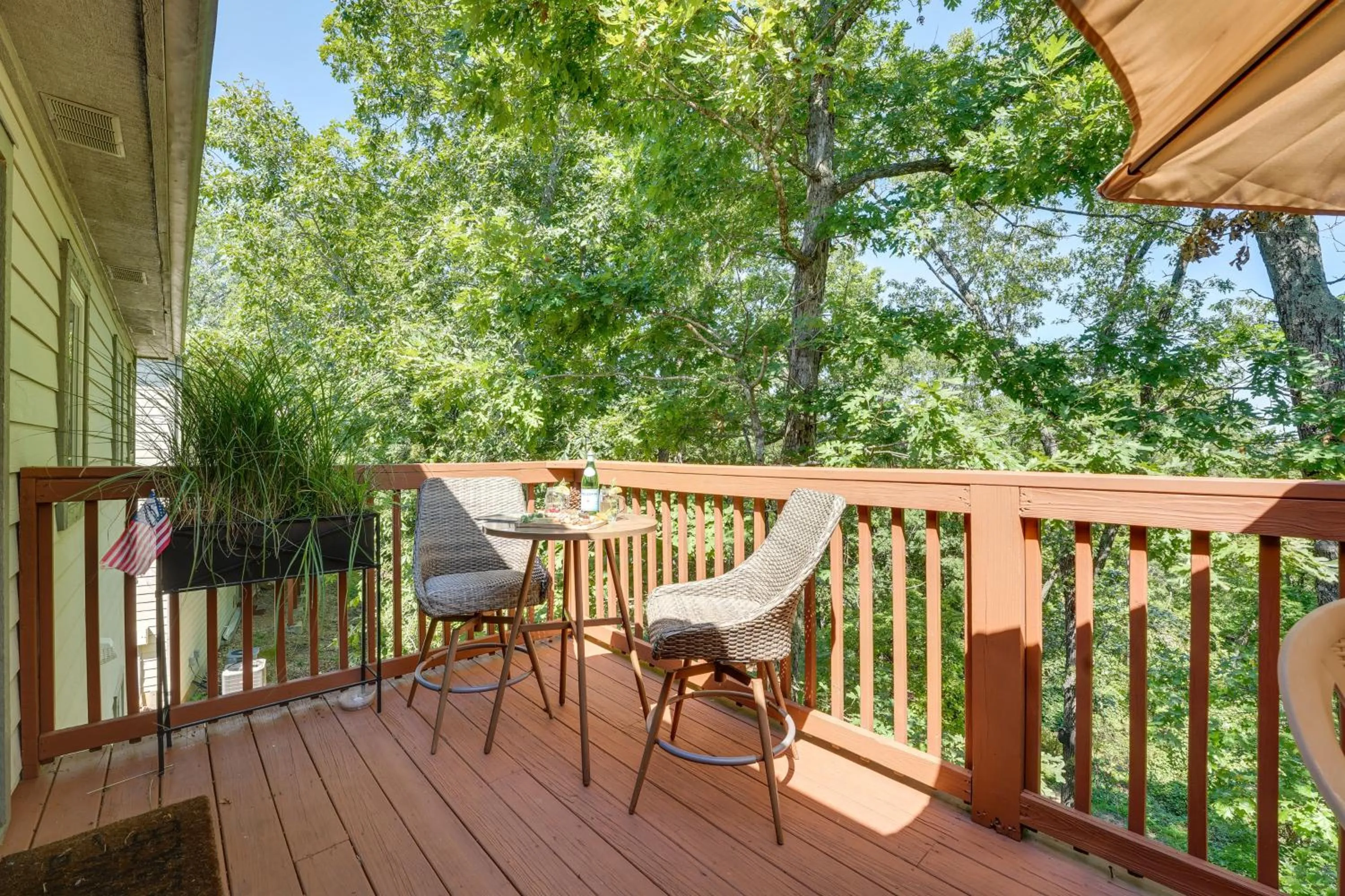 Relax Fireside Getaway 2 Mi to Silver Dollar City