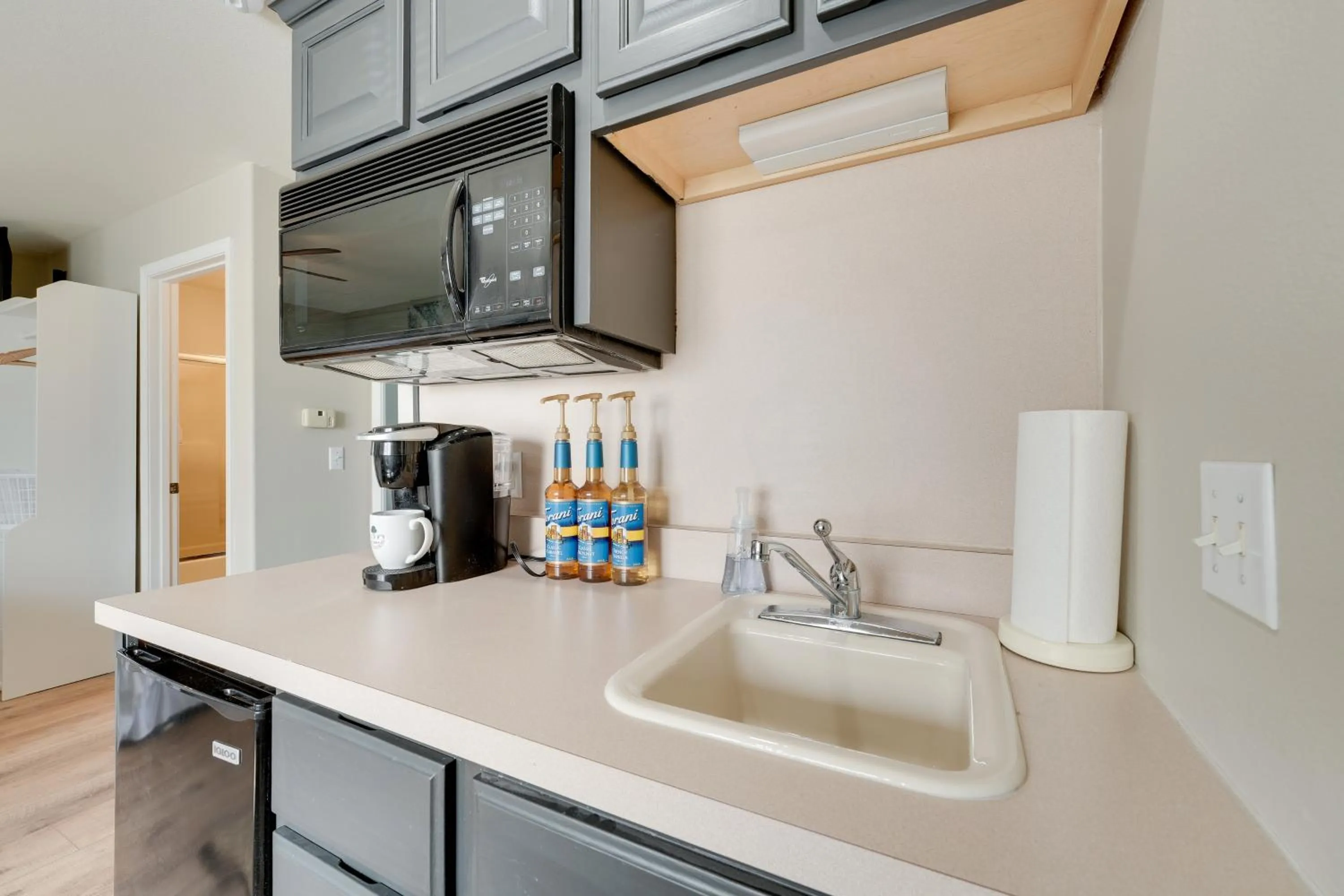 Relax Fireside Getaway 2 Mi to Silver Dollar City