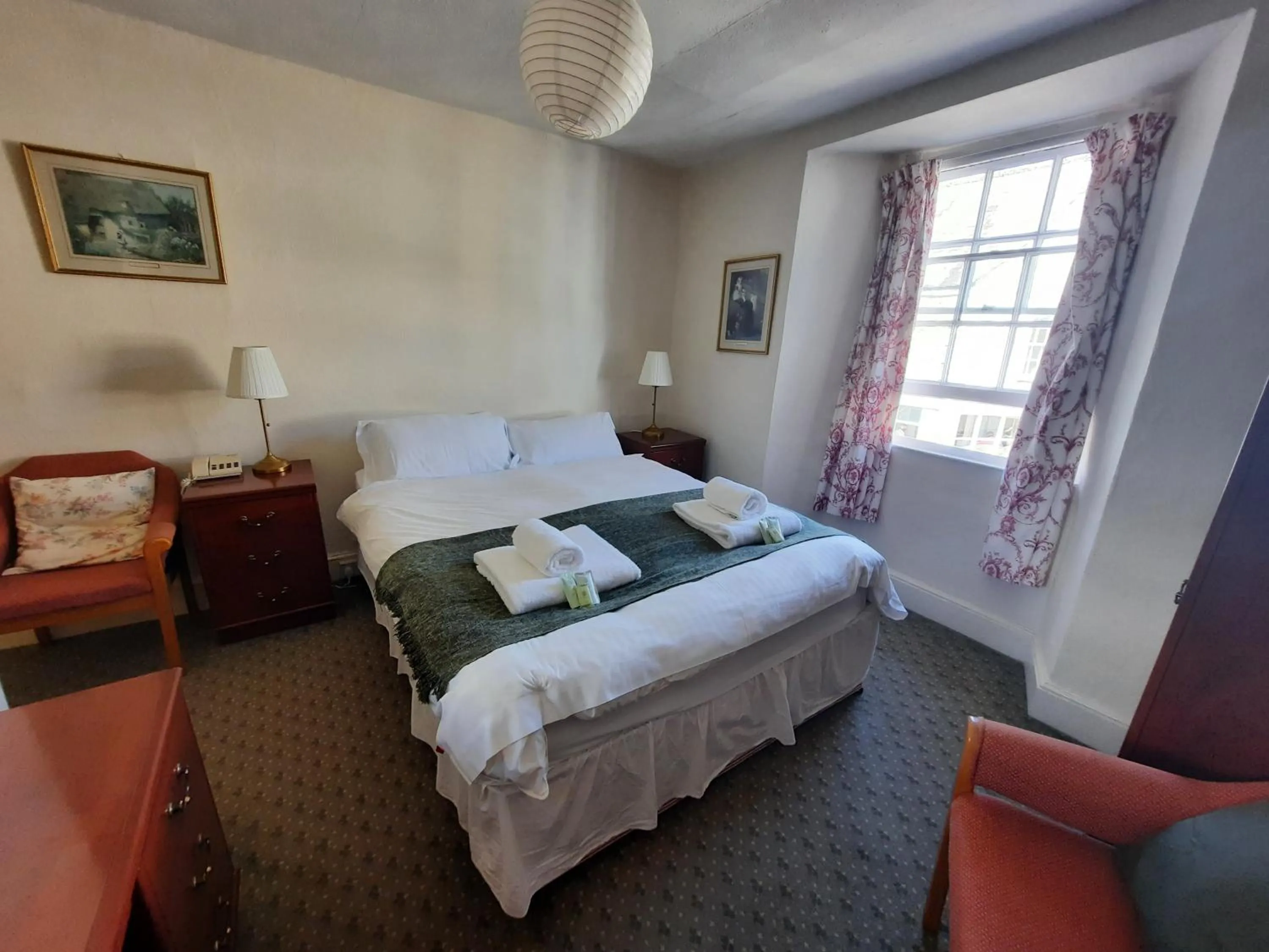 Bed in Lion Hotel Dulverton