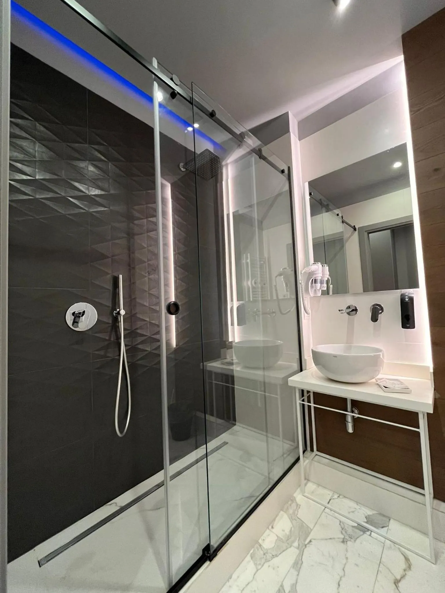 Shower in Rettifilo 311