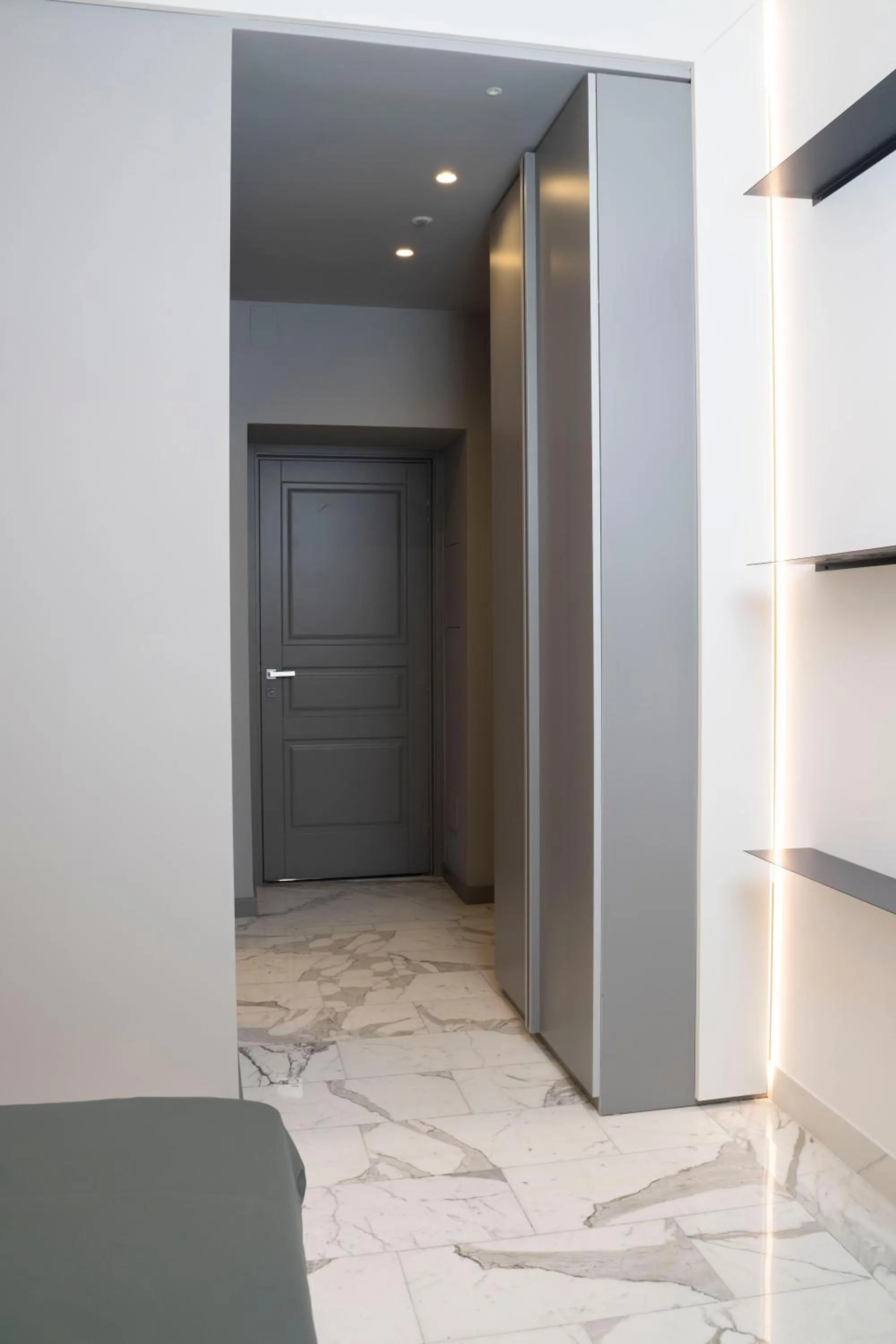 Decorative detail in Rettifilo 311