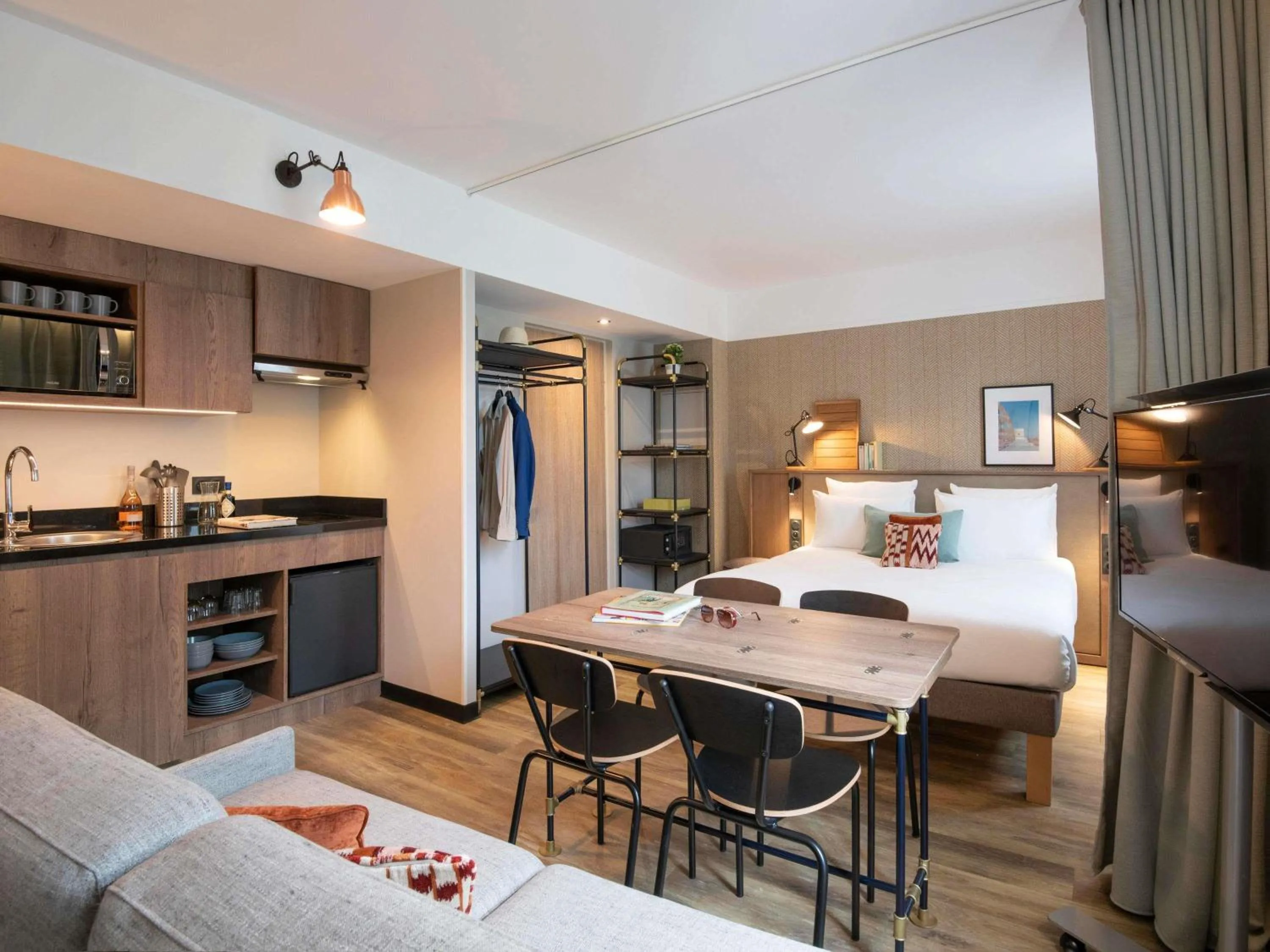 Property building, Bed in Novotel Suites Nice Airport