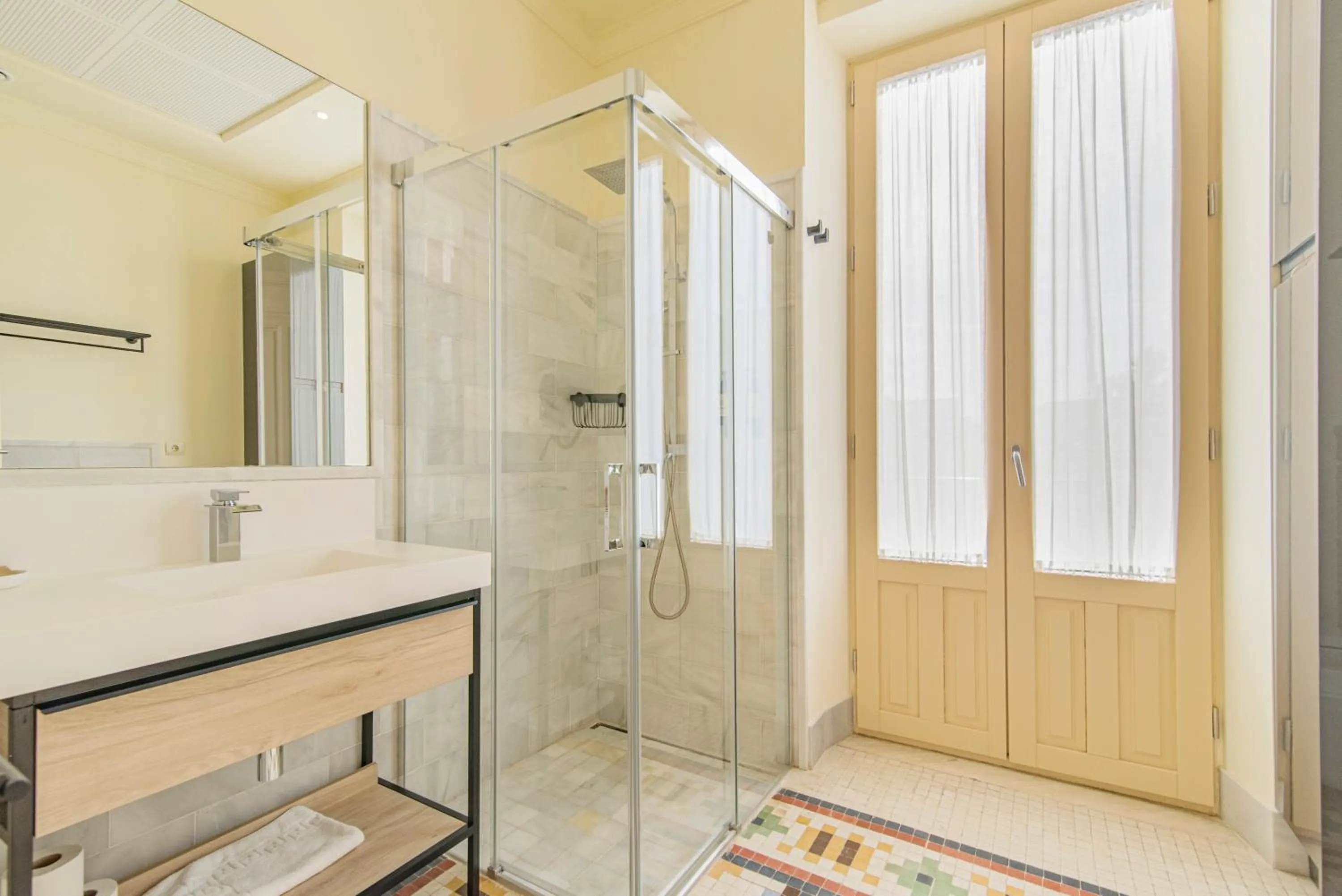 Shower in Mosaiko Homes Catedral Granada