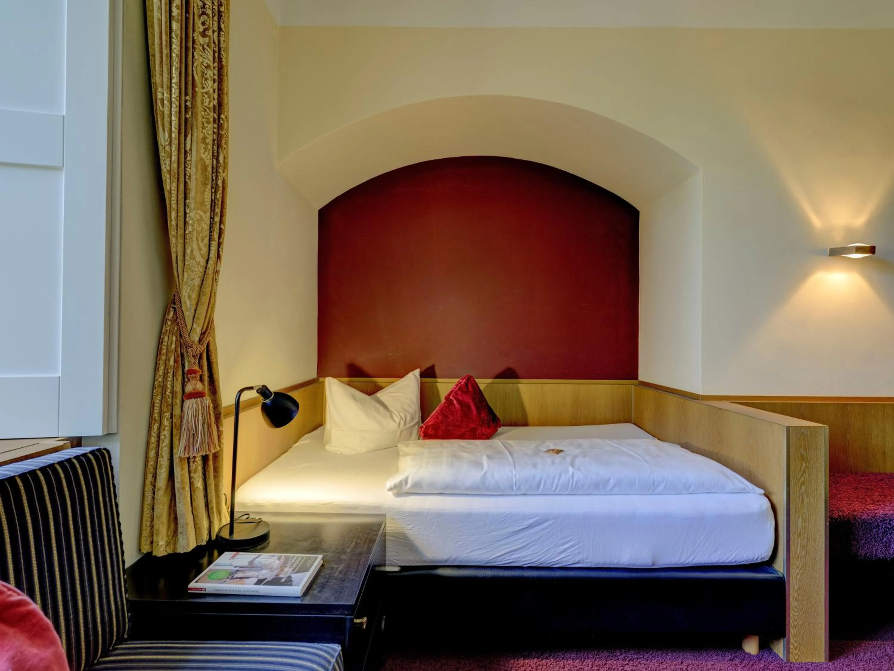 Bed in Klostergasthof Raitenhaslach